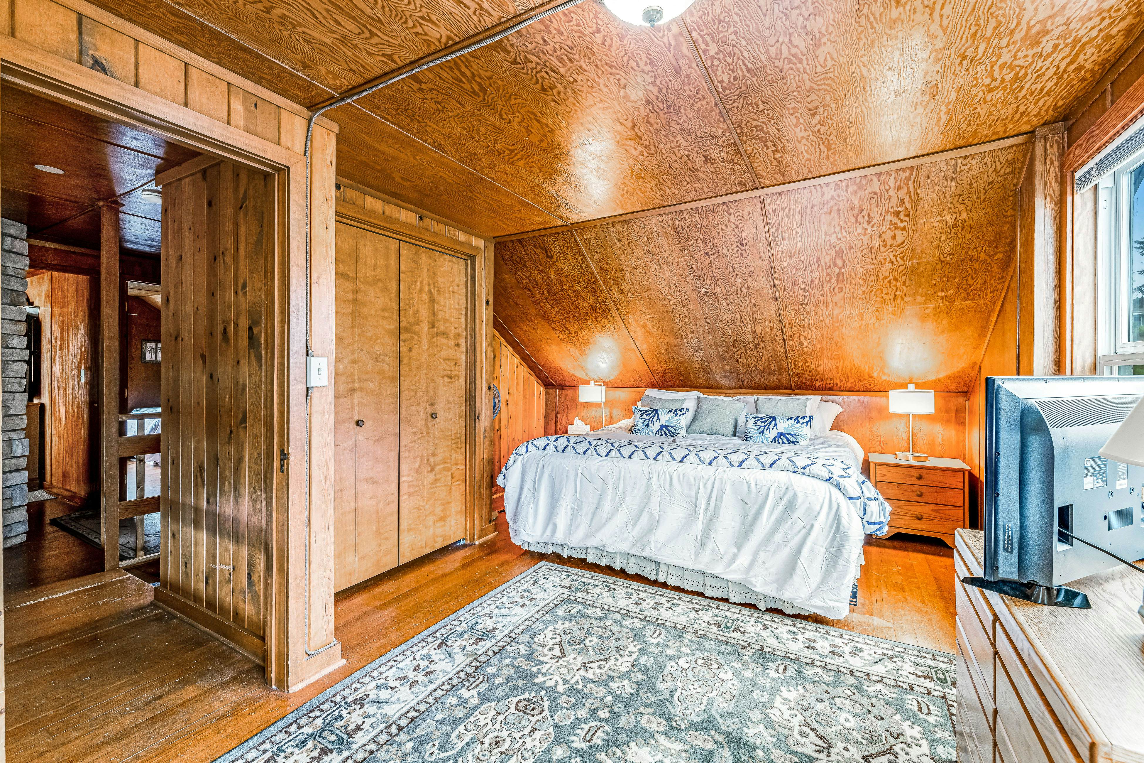 Coastal gem with ocean views, easy walk to beach, & WiFi