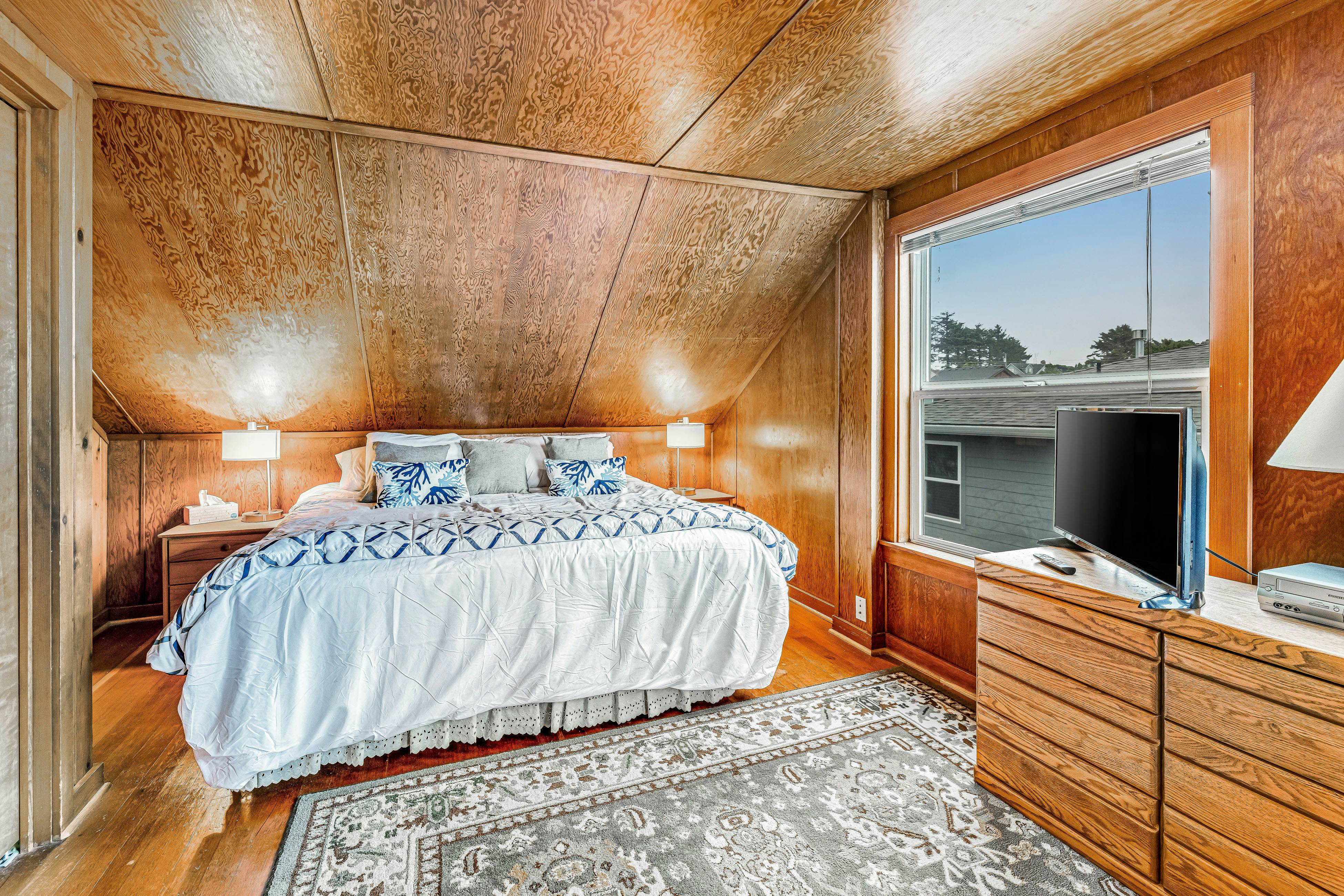 Coastal gem with ocean views, easy walk to beach, & WiFi