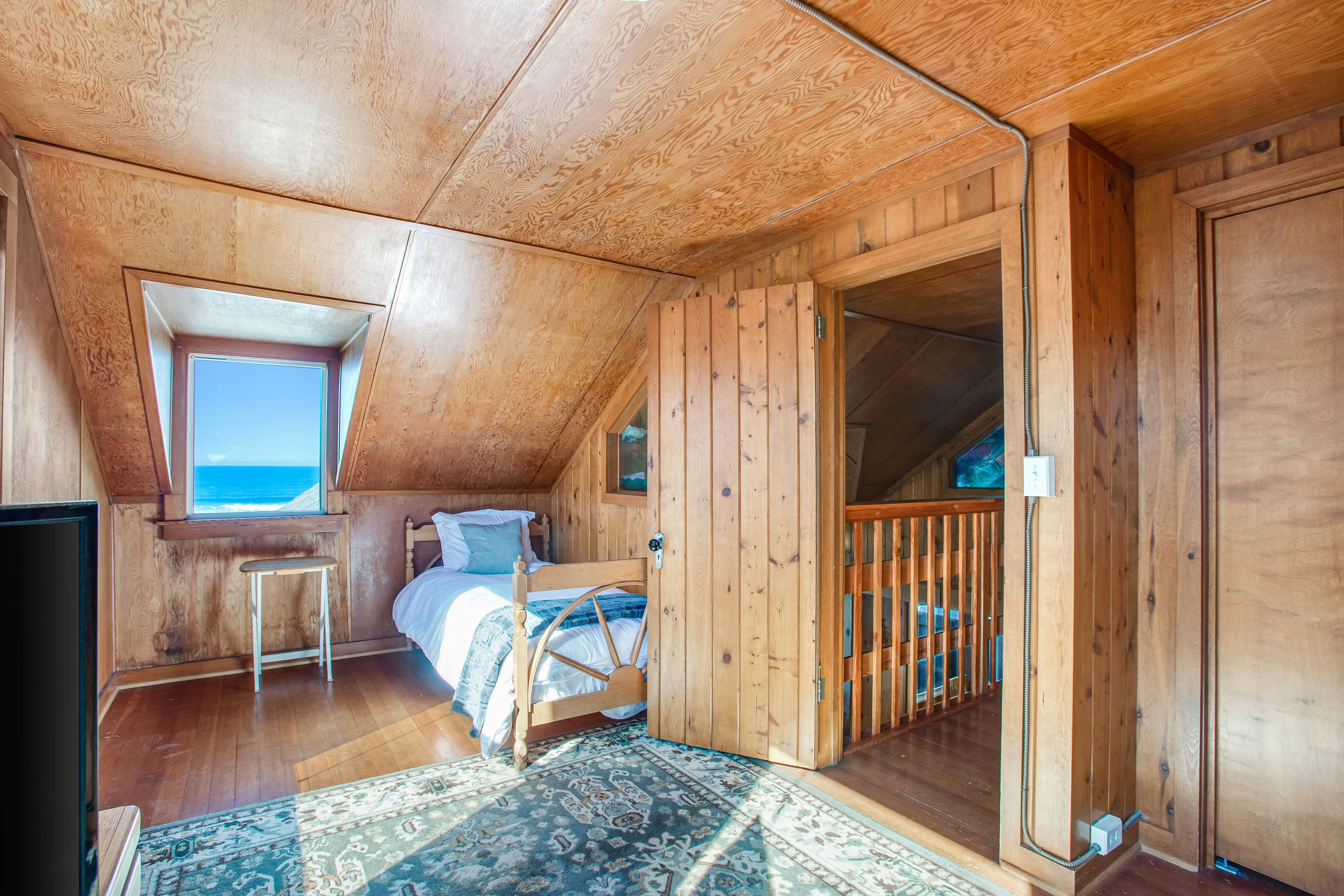 Coastal gem with ocean views, easy walk to beach, & WiFi