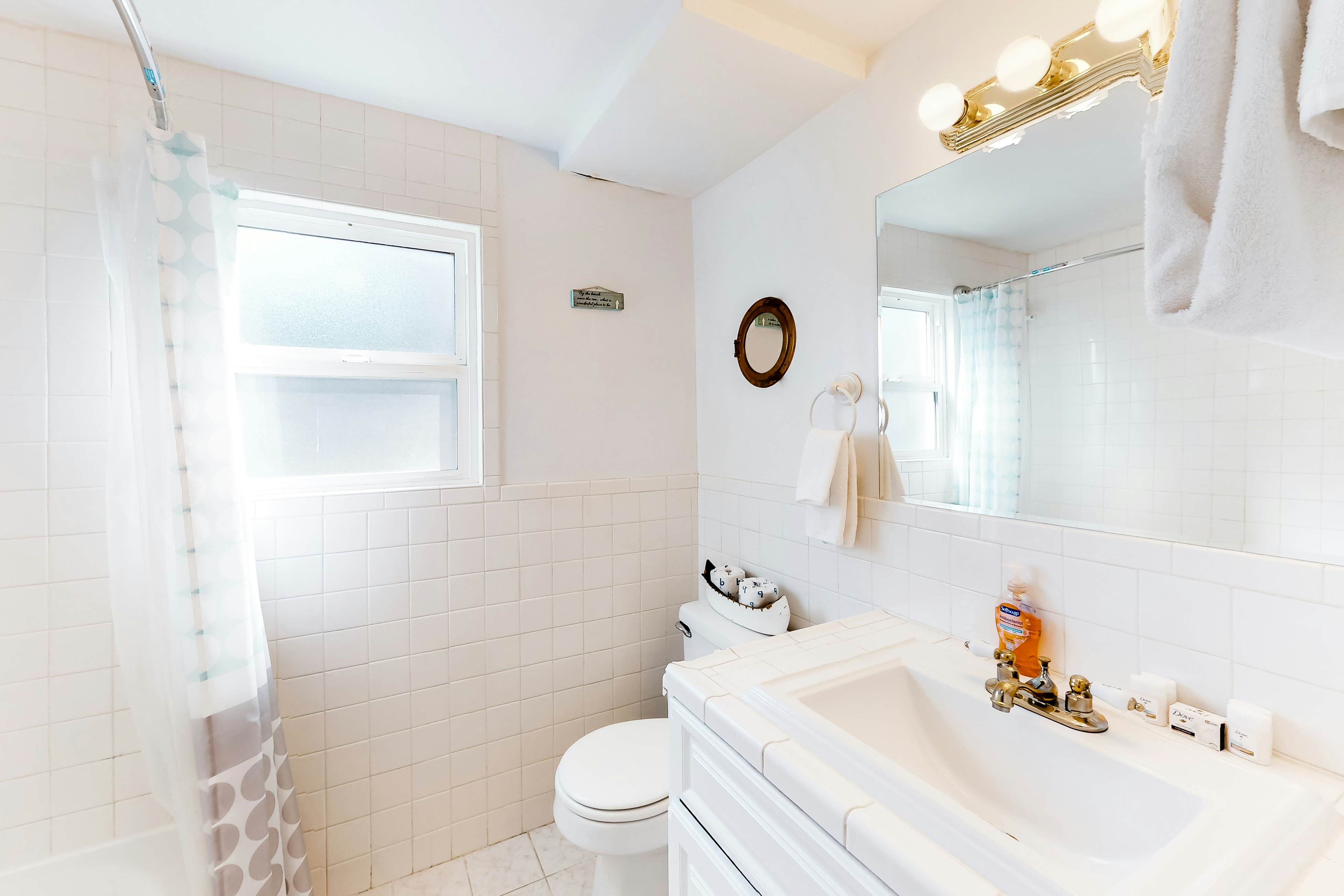 Coastal gem with ocean views, easy walk to beach, & WiFi