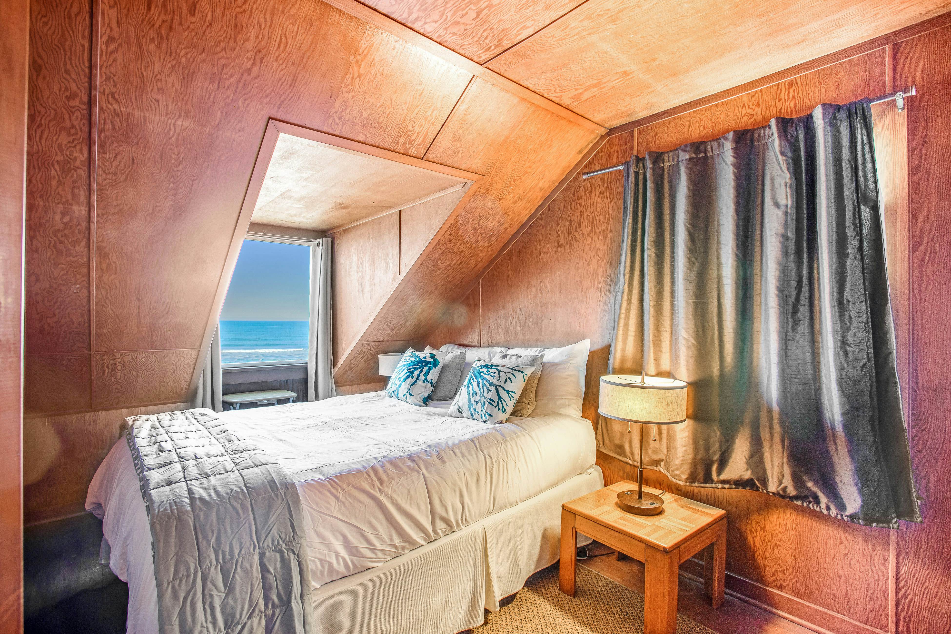 Coastal gem with ocean views, easy walk to beach, & WiFi