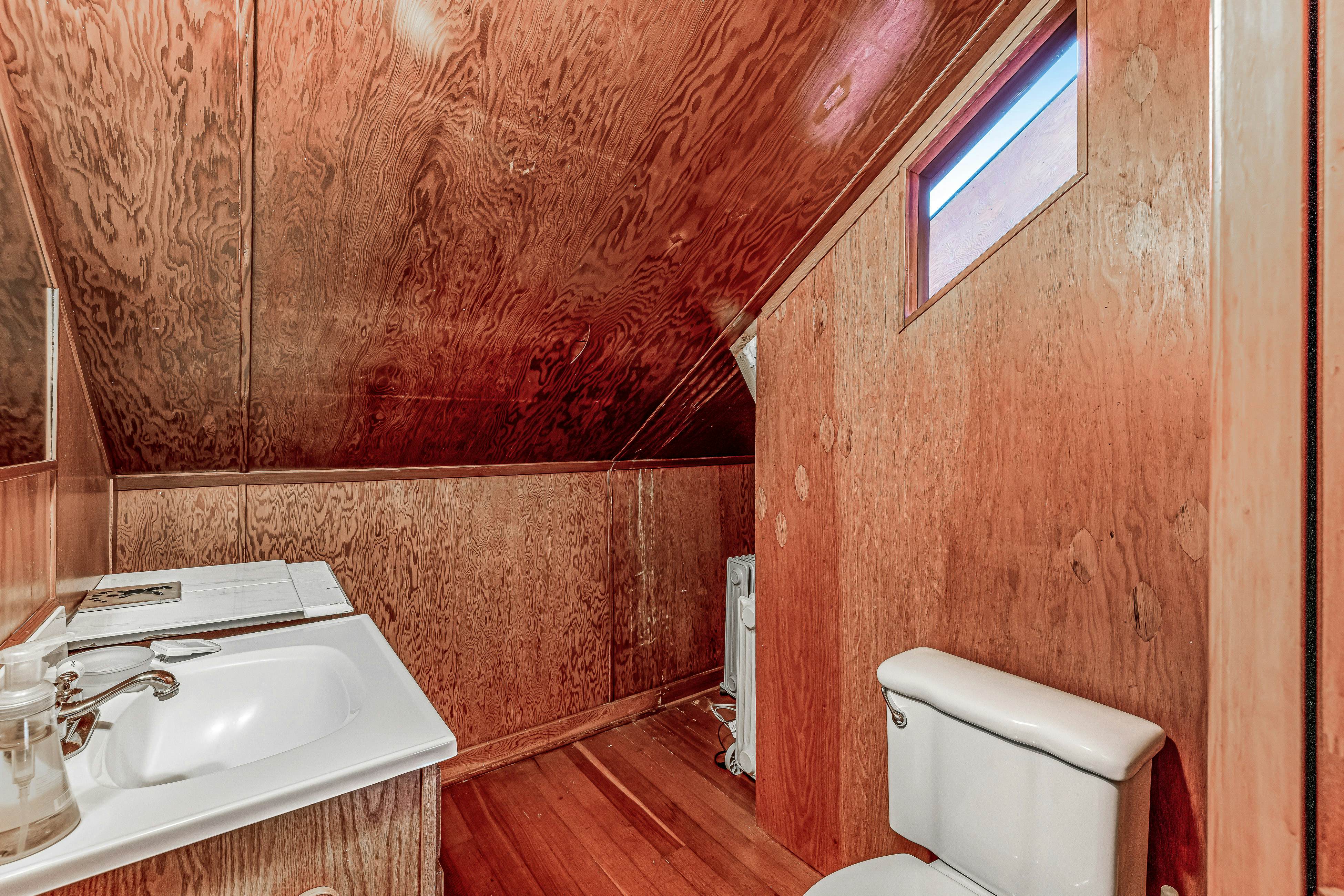 Coastal gem with ocean views, easy walk to beach, & WiFi