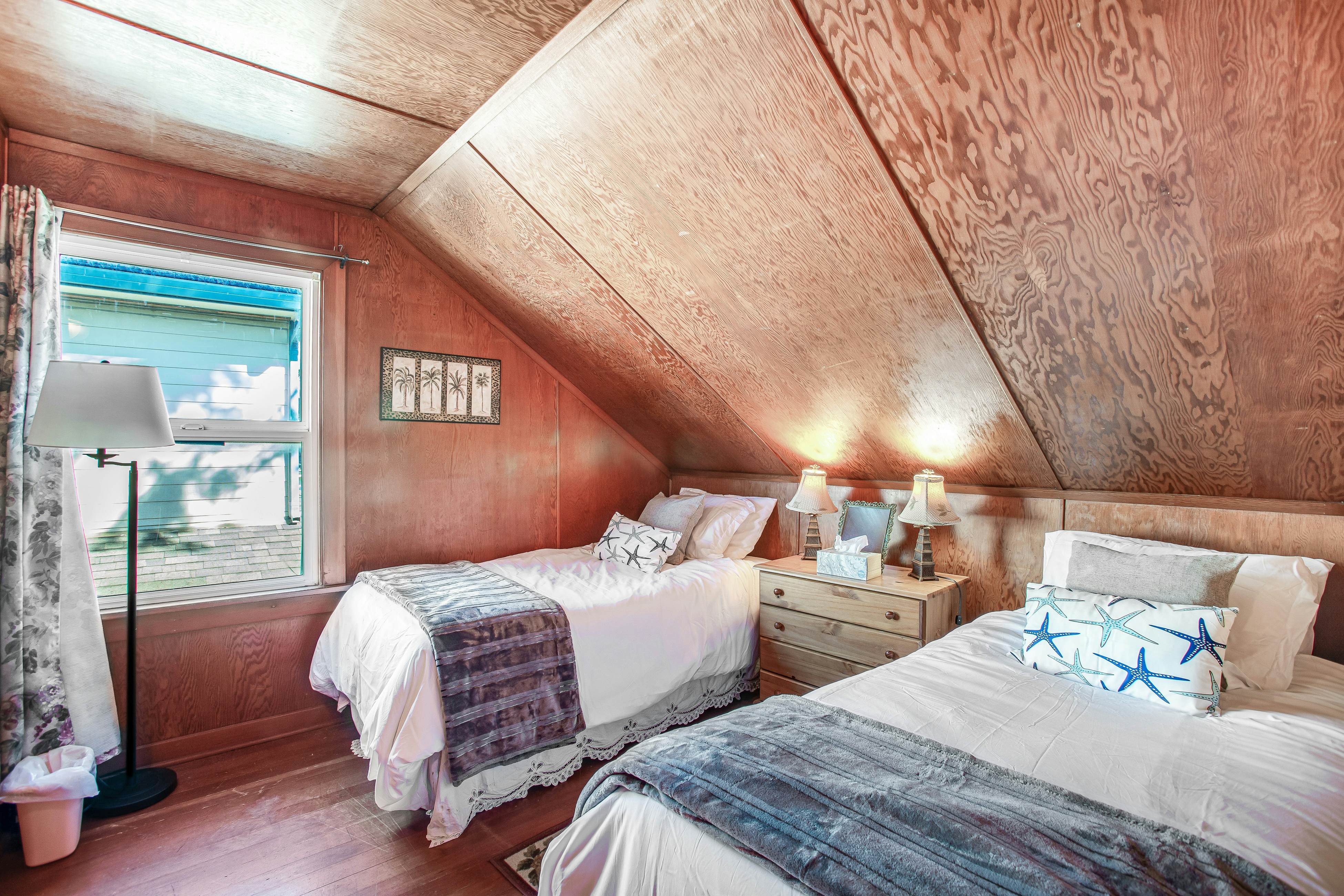 Coastal gem with ocean views, easy walk to beach, & WiFi