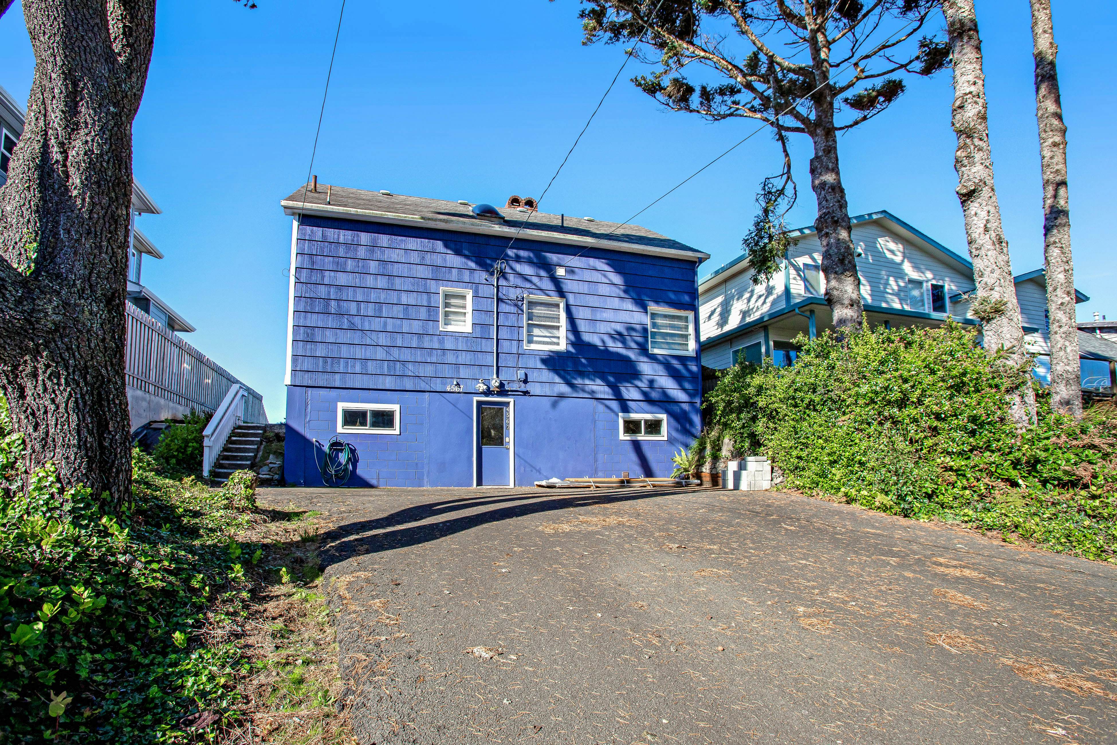 Coastal gem with ocean views, easy walk to beach, & WiFi