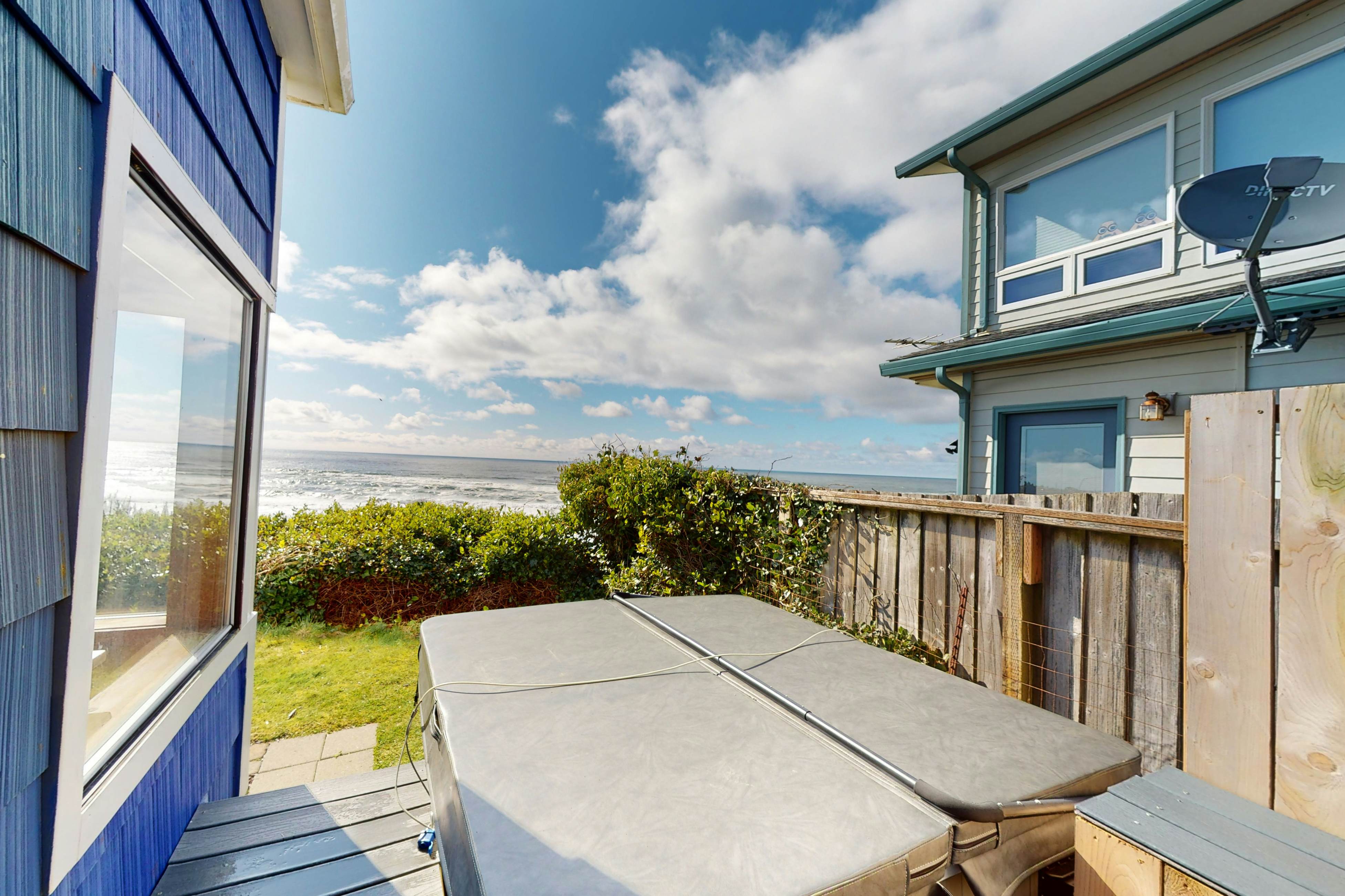 Coastal gem with ocean views, easy walk to beach, & WiFi