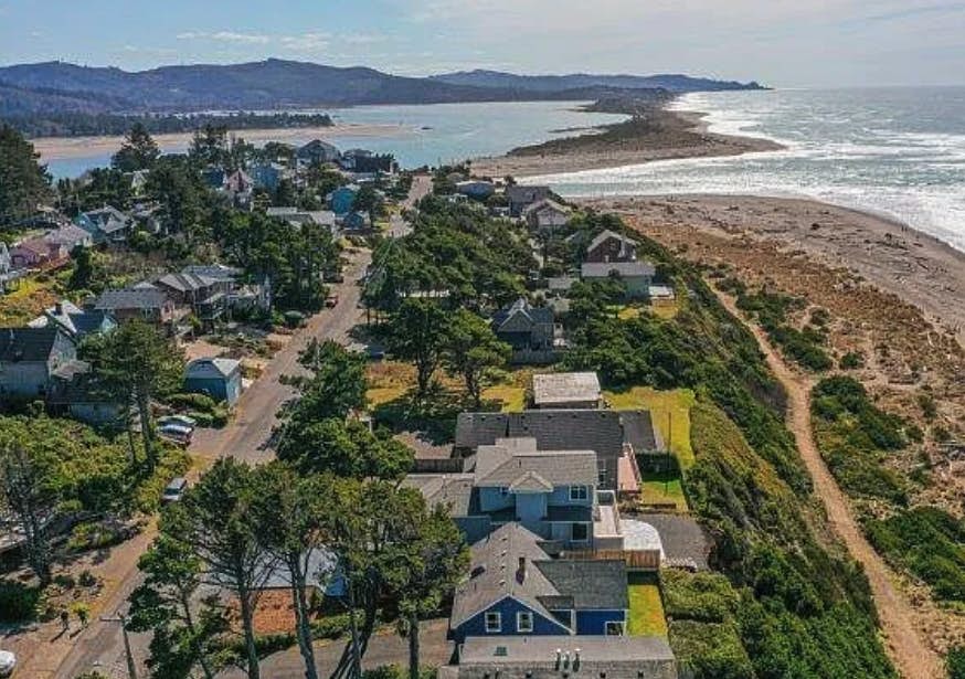 Coastal gem with ocean views, easy walk to beach, & WiFi