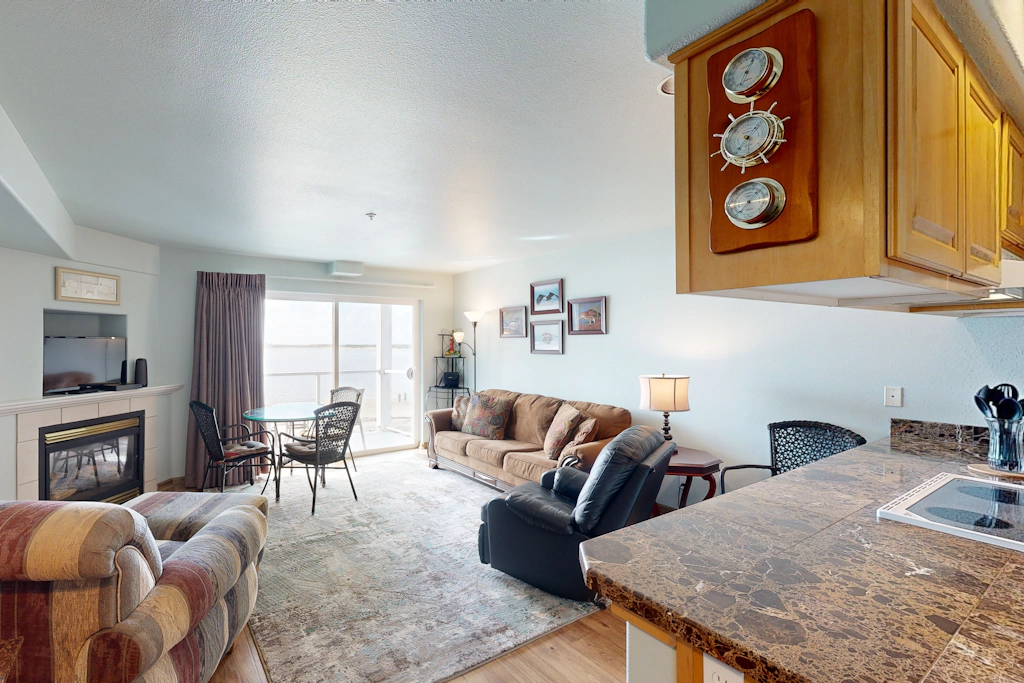 Historic Taft District condo with dazzling bay views fireplace and washer dryer