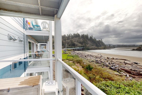 Historic Taft District condo with dazzling bay views fireplace and washer dryer