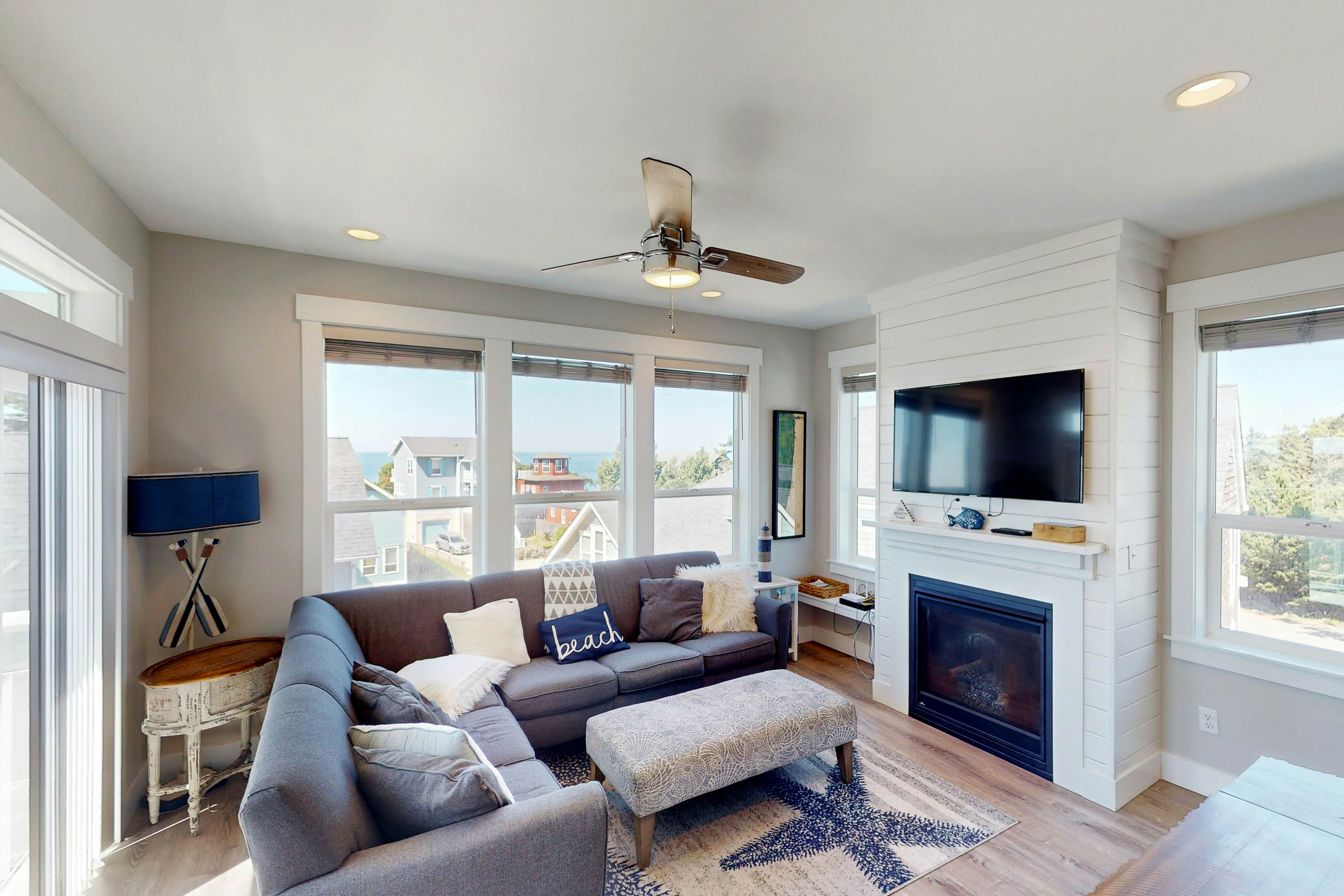 Ocean-view home with private hot tub, fireplaces, balcony - beach & pool access