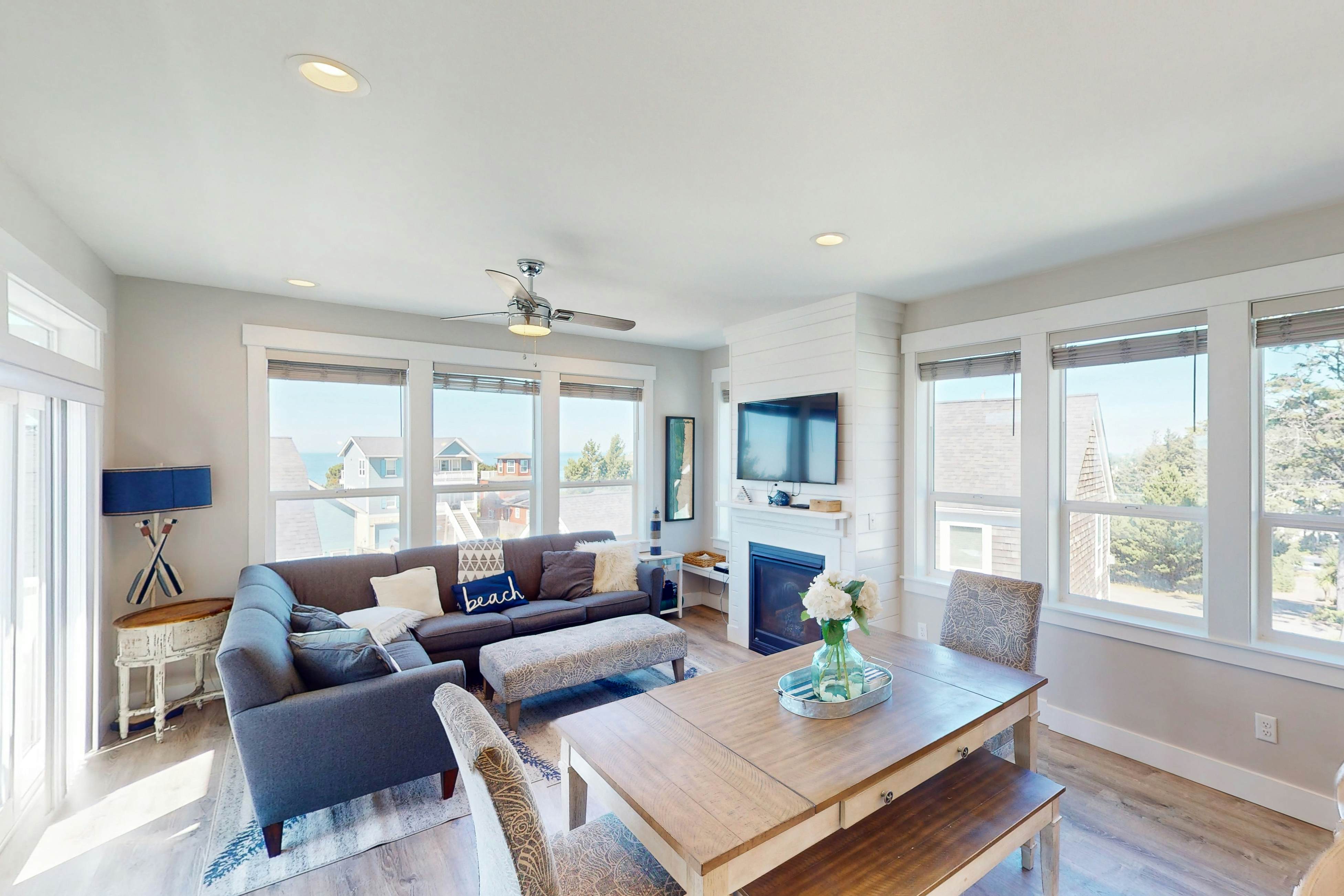 Ocean-view home with private hot tub, fireplaces, balcony - beach & pool access