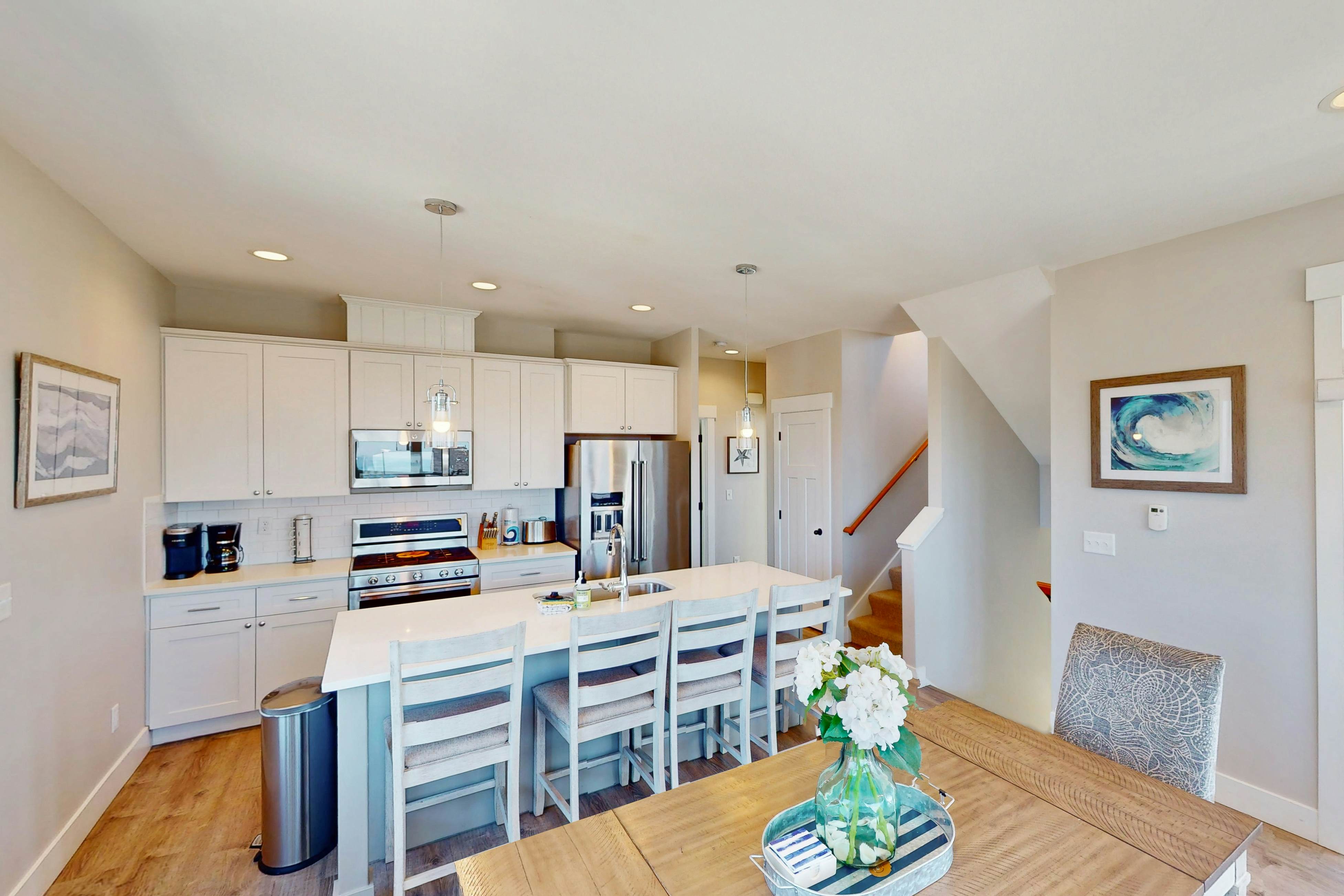 Ocean-view home with private hot tub, fireplaces, balcony - beach & pool access