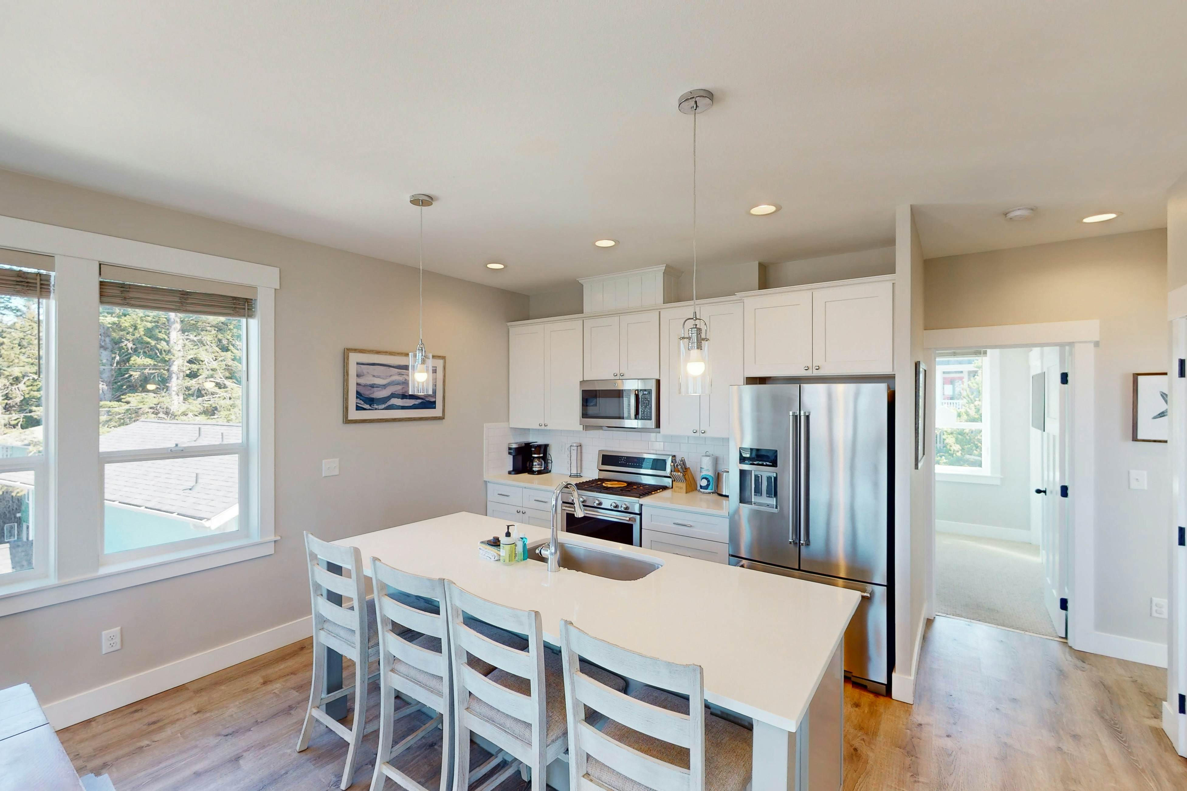 Ocean-view home with private hot tub, fireplaces, balcony - beach & pool access