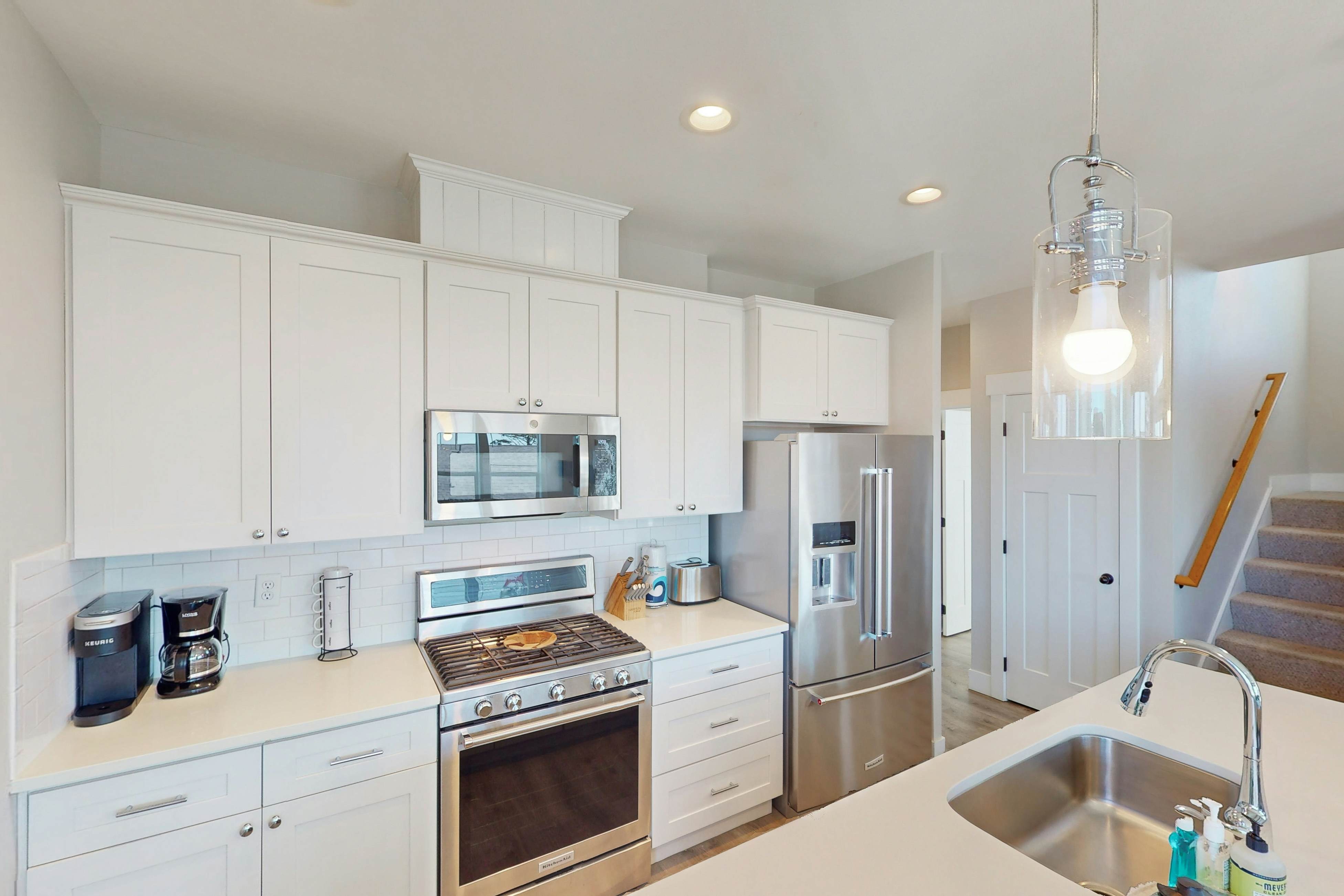 Ocean-view home with private hot tub, fireplaces, balcony - beach & pool access