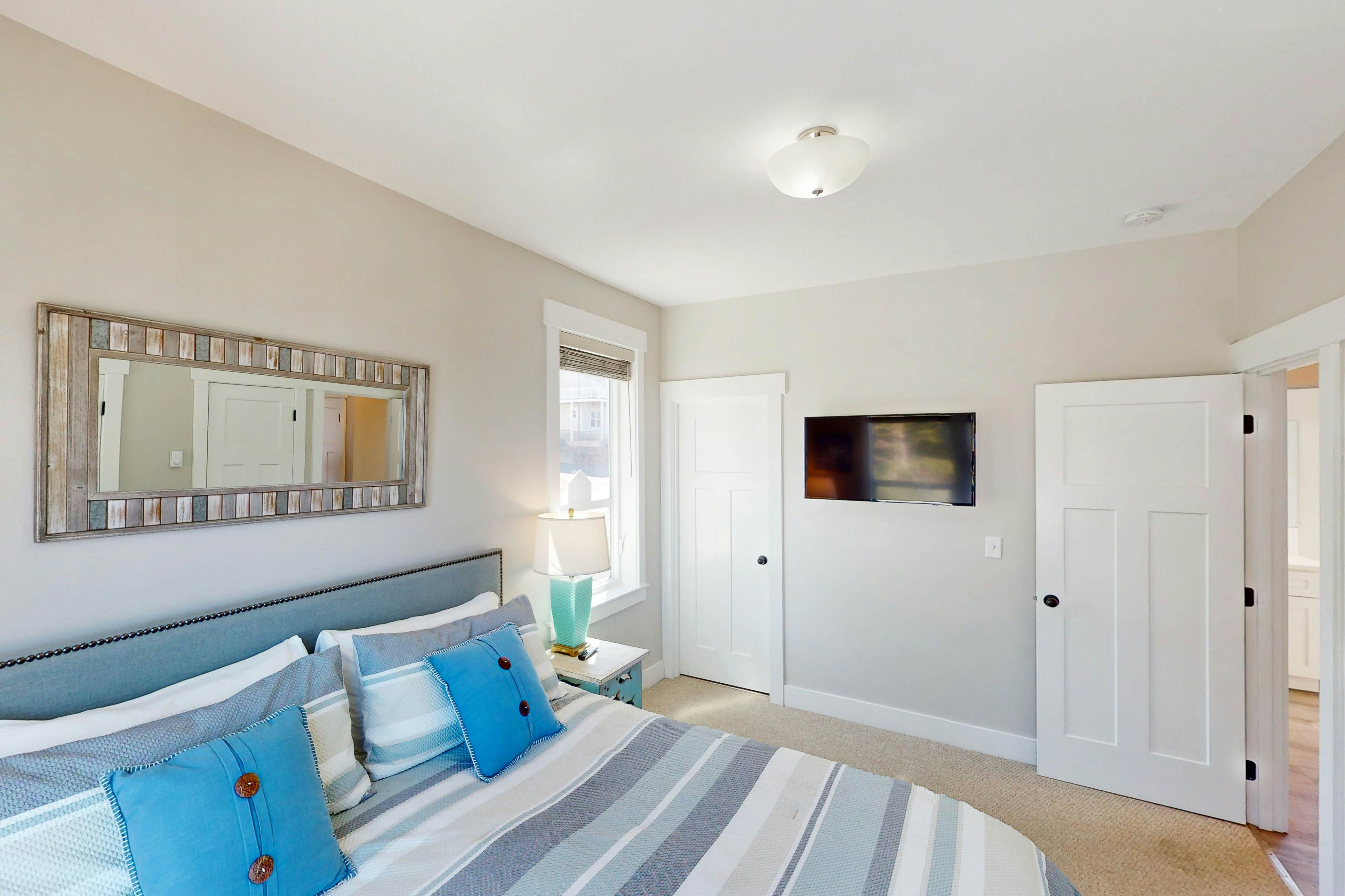 Ocean-view home with private hot tub, fireplaces, balcony - beach & pool access