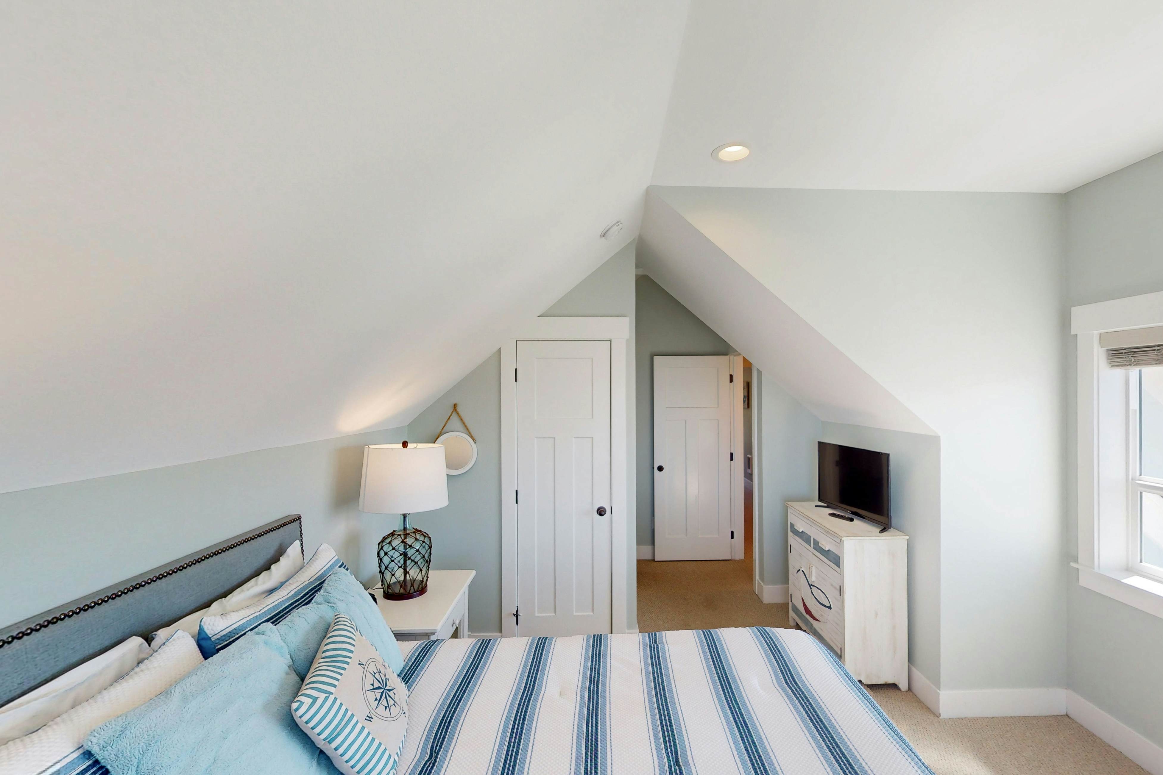 Ocean-view home with private hot tub, fireplaces, balcony - beach & pool access