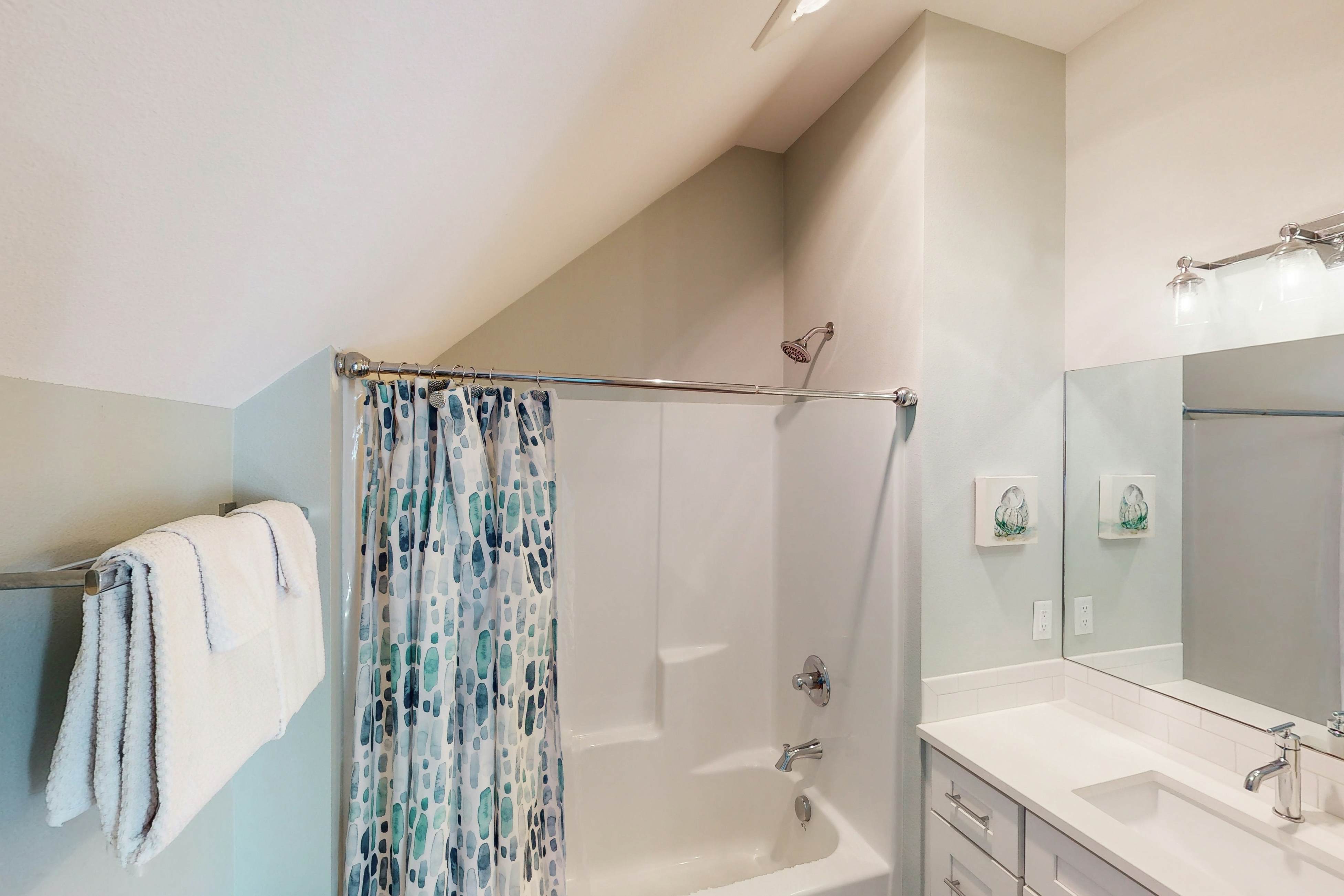 Ocean-view home with private hot tub, fireplaces, balcony - beach & pool access