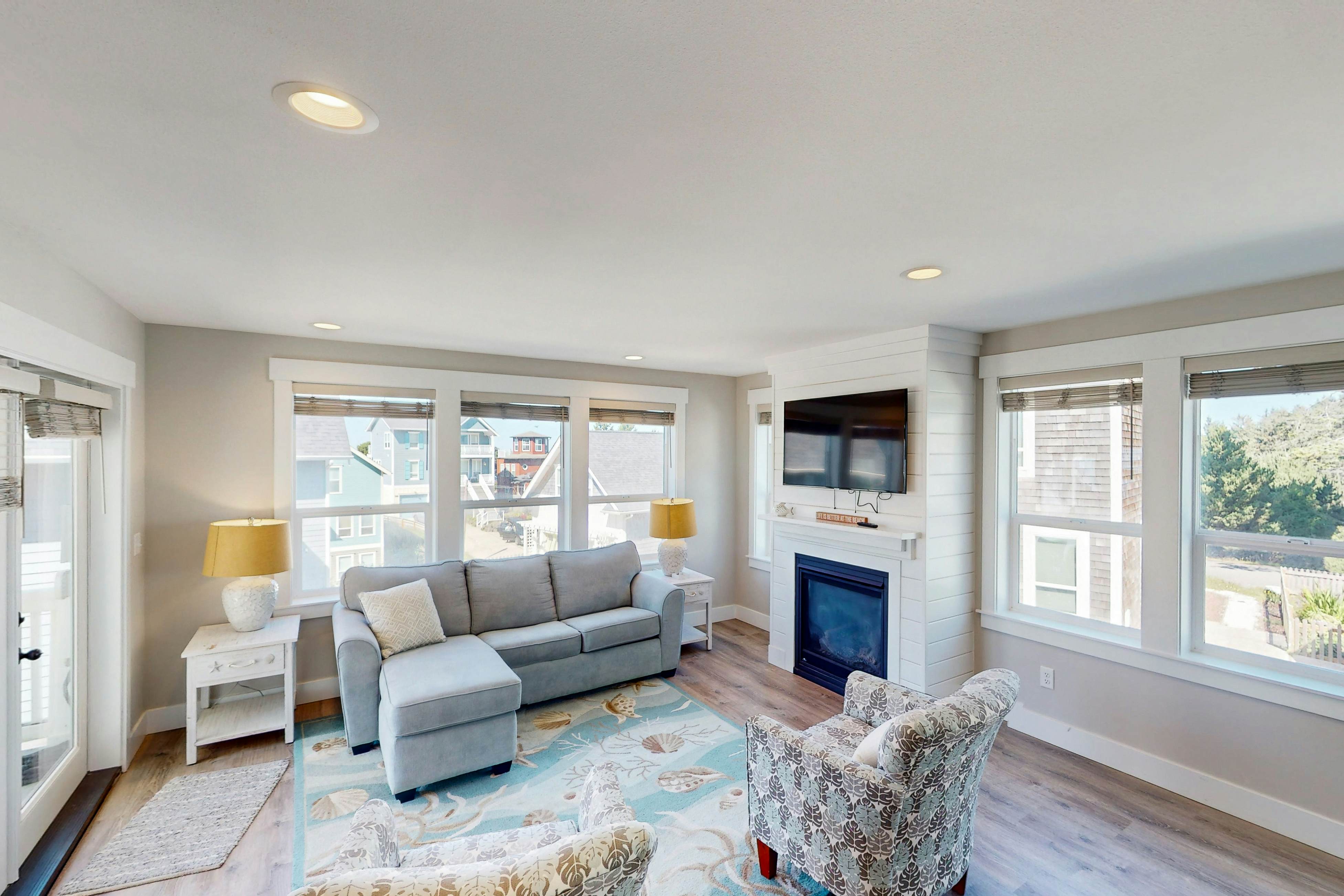 Ocean-view home with private hot tub, fireplaces, balcony - beach & pool access