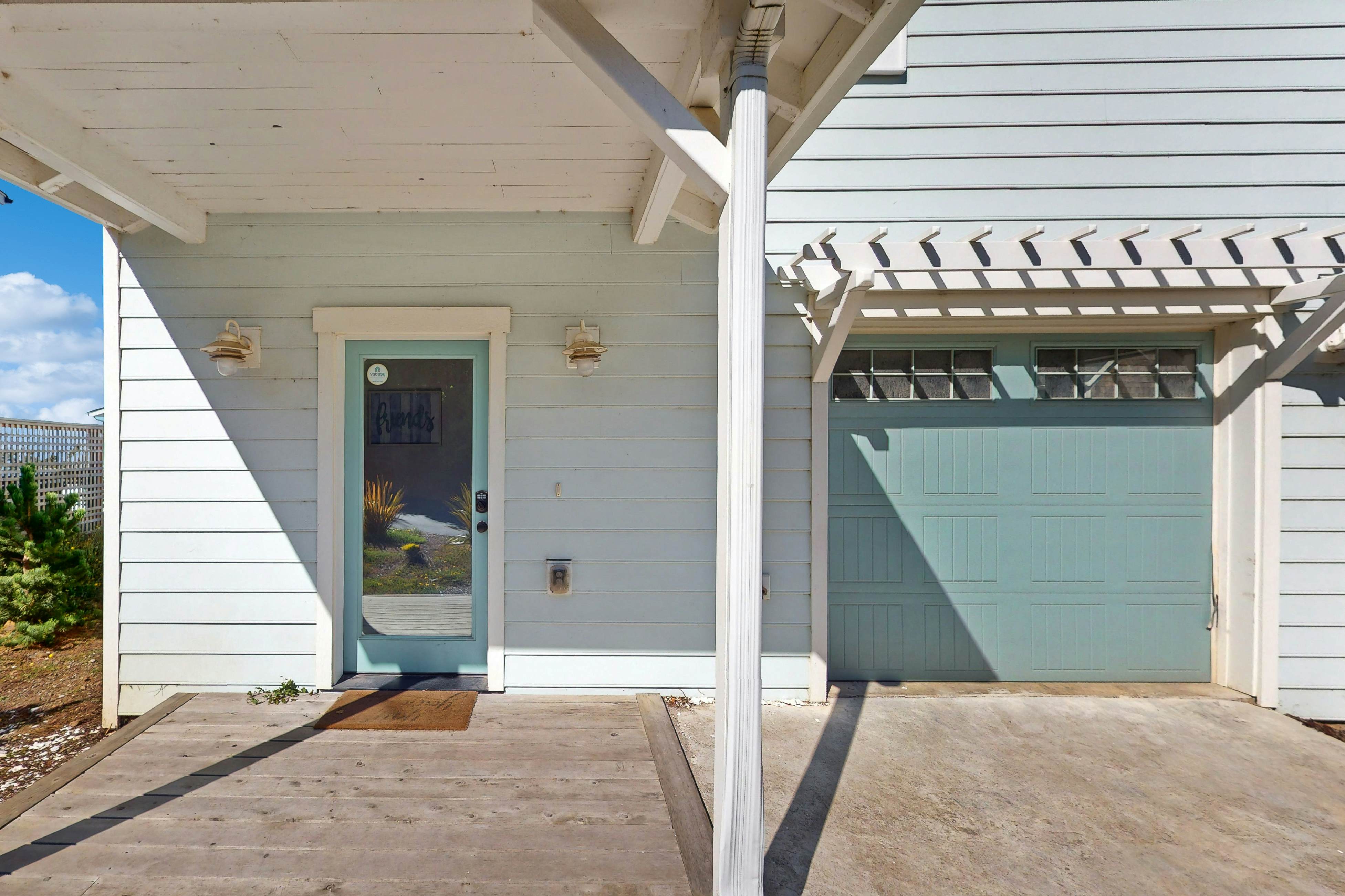 Ocean-view home with private hot tub, fireplaces, balcony - beach & pool access