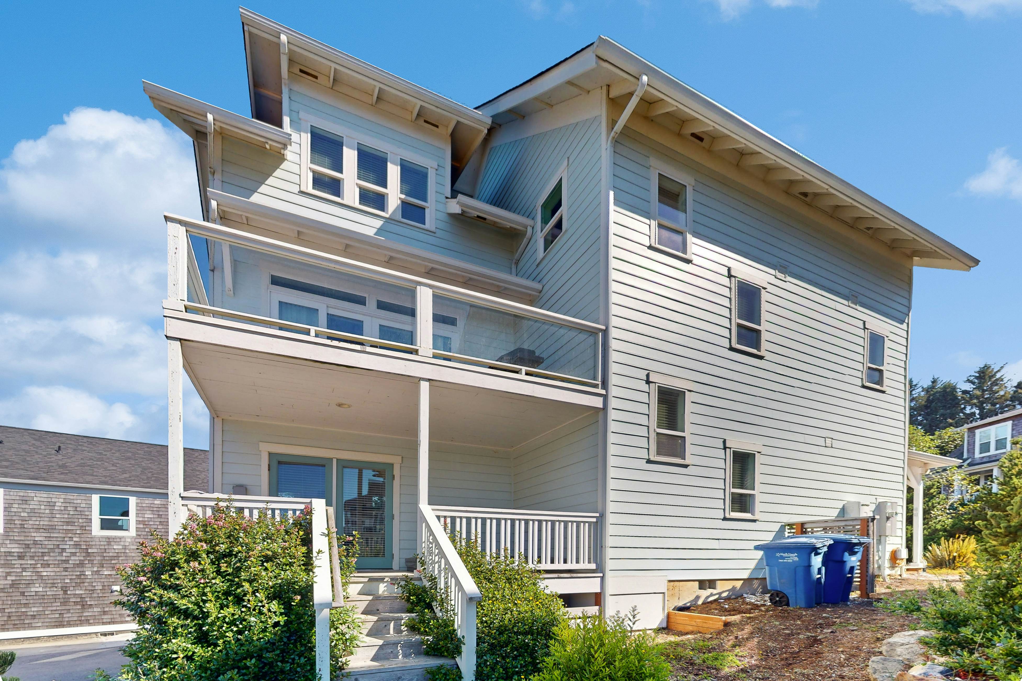 Ocean-view home with private hot tub, fireplaces, balcony - beach & pool access