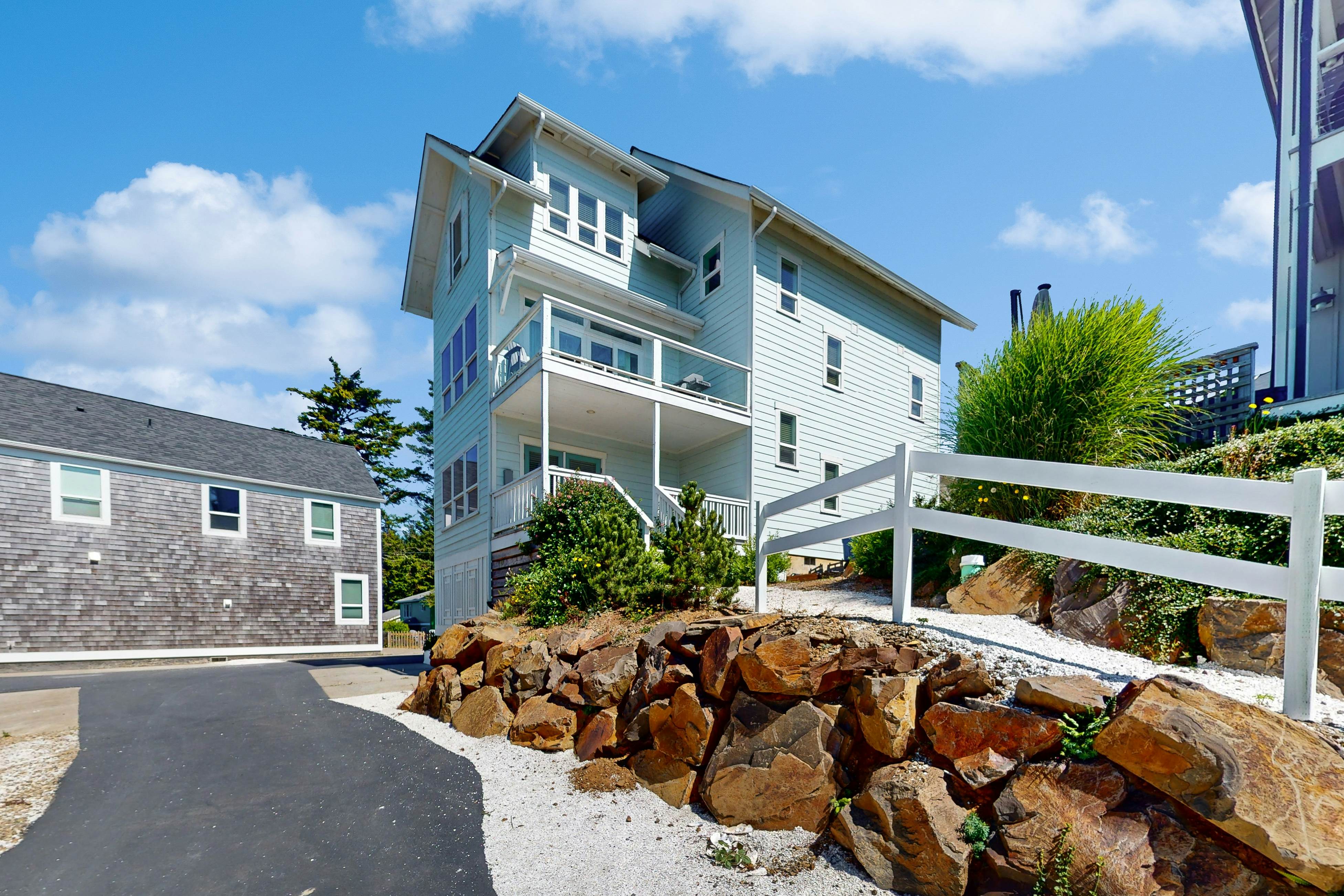 Ocean-view home with private hot tub, fireplaces, balcony - beach & pool access