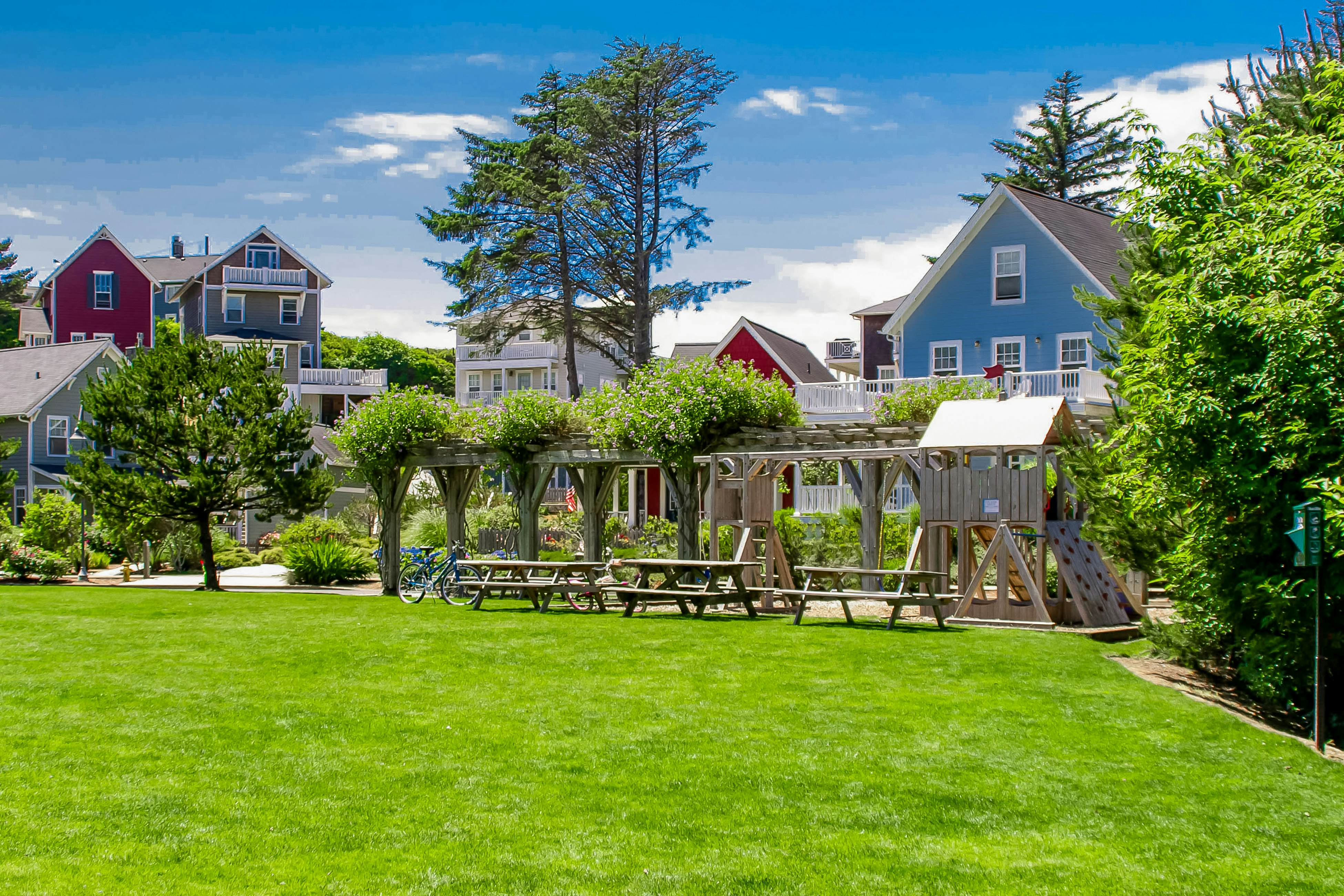 Ocean-view home with private hot tub, fireplaces, balcony - beach & pool access