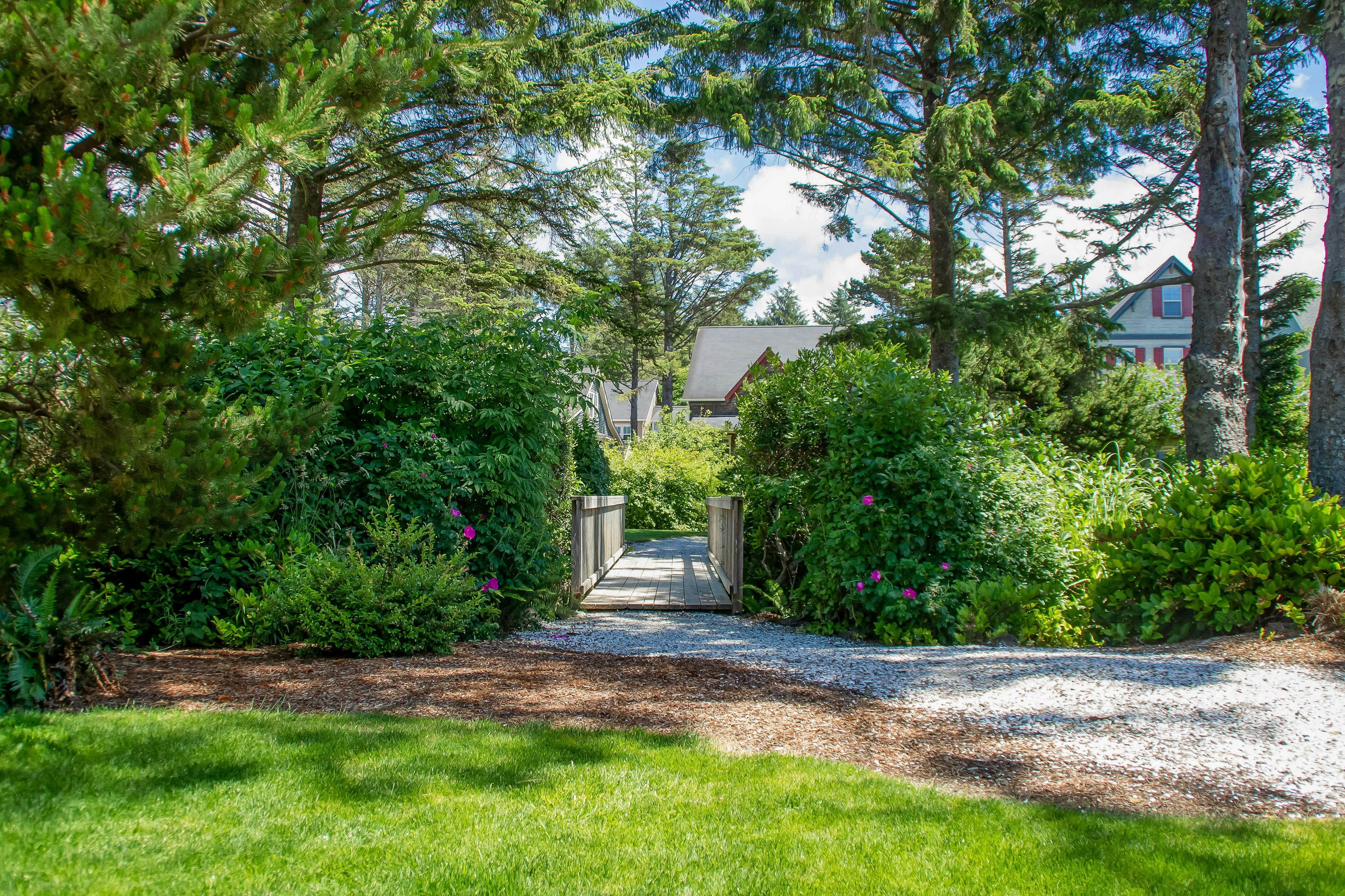 Ocean-view home with private hot tub, fireplaces, balcony - beach & pool access