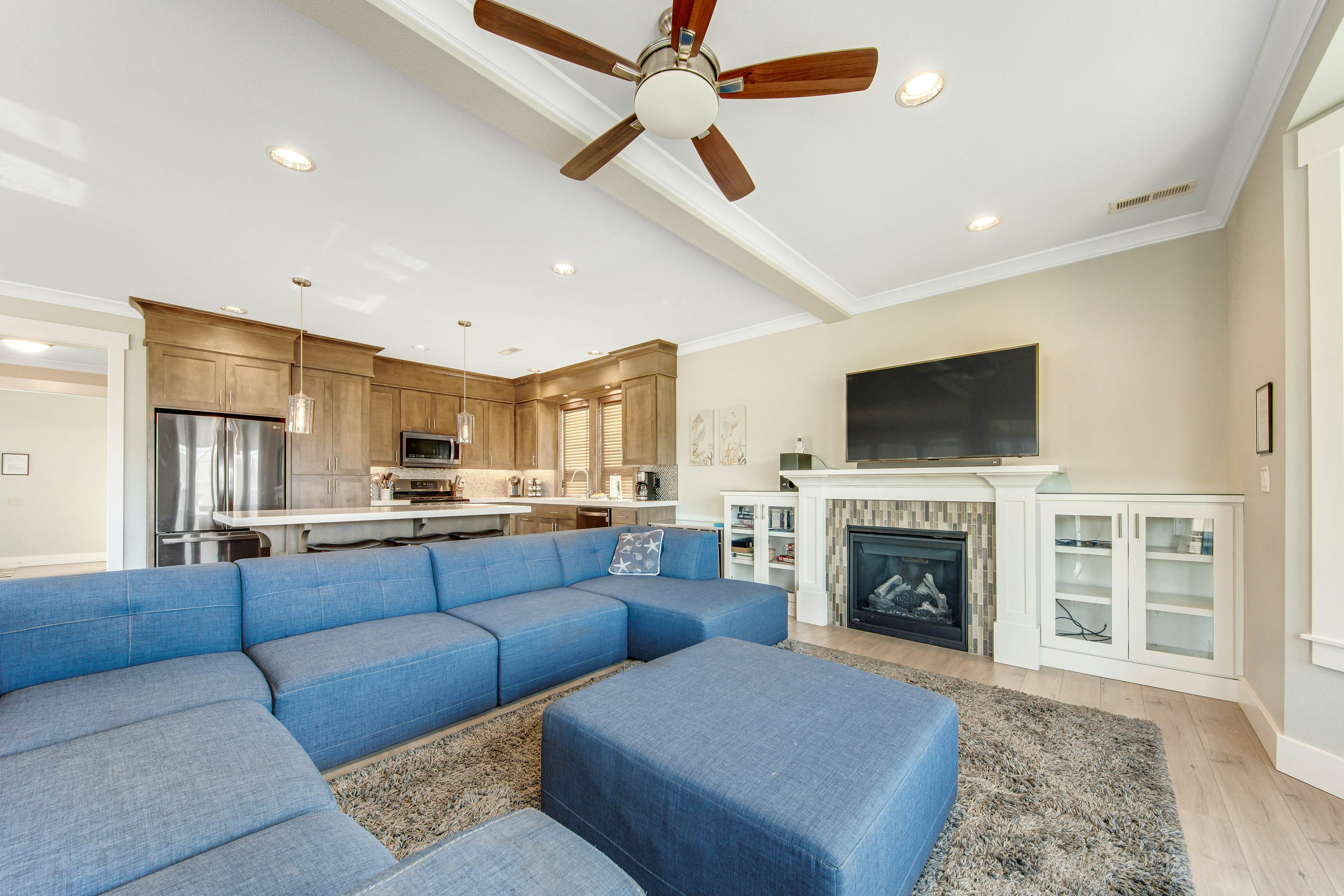 400 Feet to the Beach Gorgeous Home w/ Hot Tub, 2 Decks & 4 Bedroom Suites