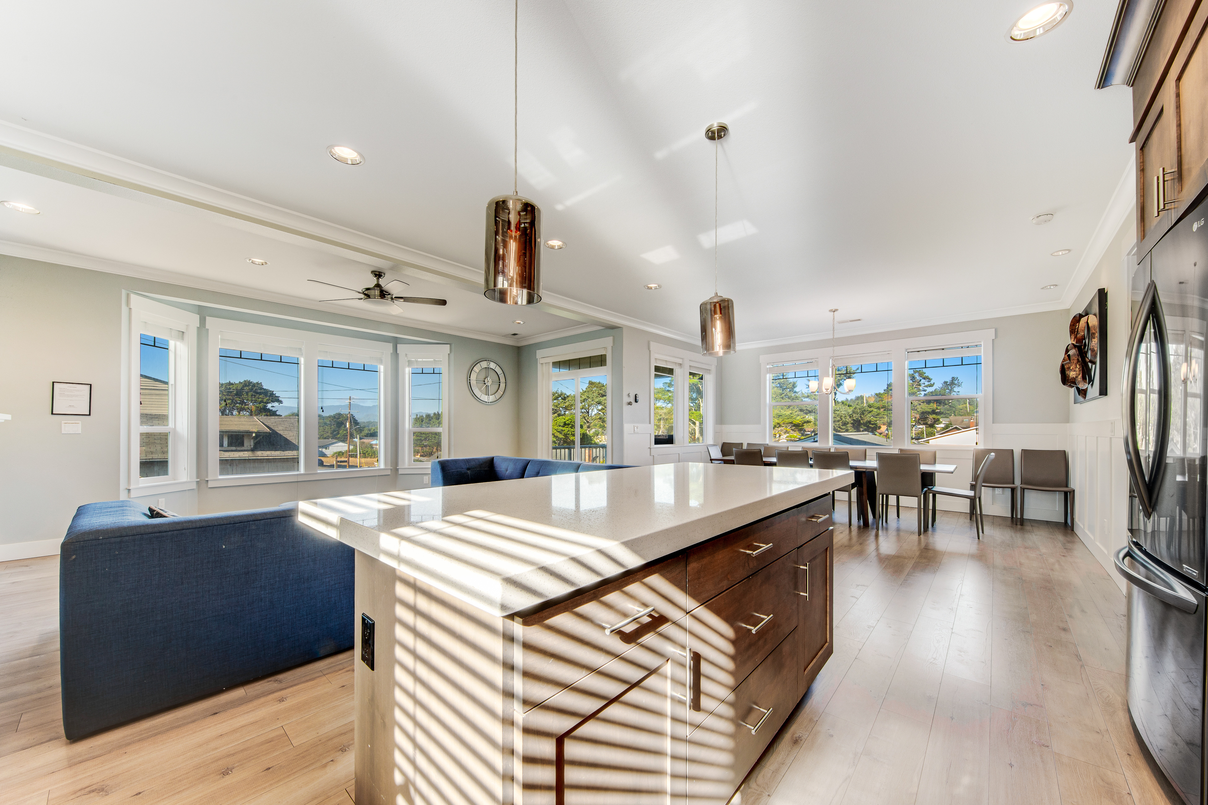 400 Feet to the Beach Gorgeous Home with Hot Tub 2 Decks and 4 Bedroom Suites