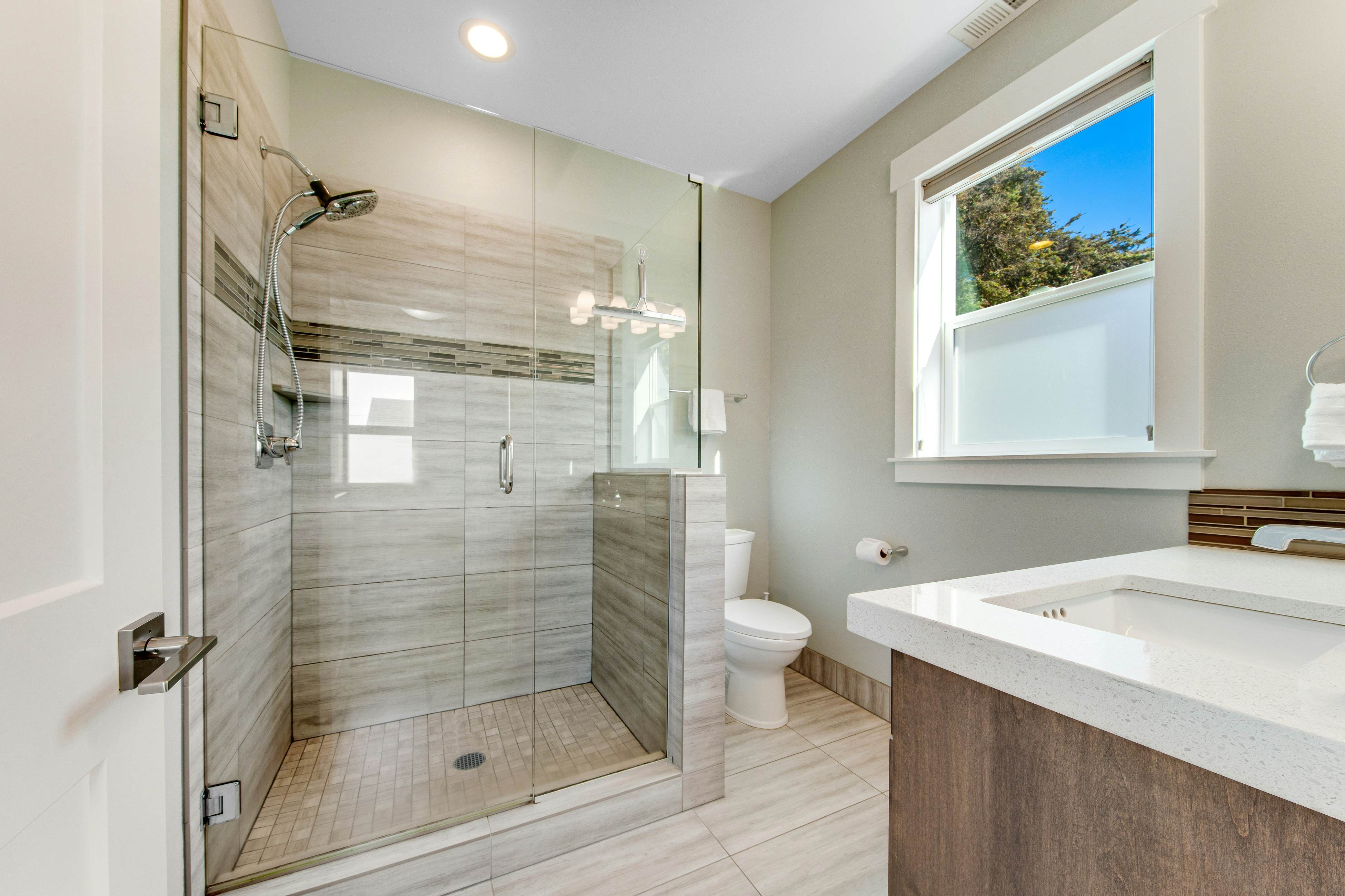 400 Feet to the Beach Gorgeous Home w/ Hot Tub, 2 Decks & 4 Bedroom Suites