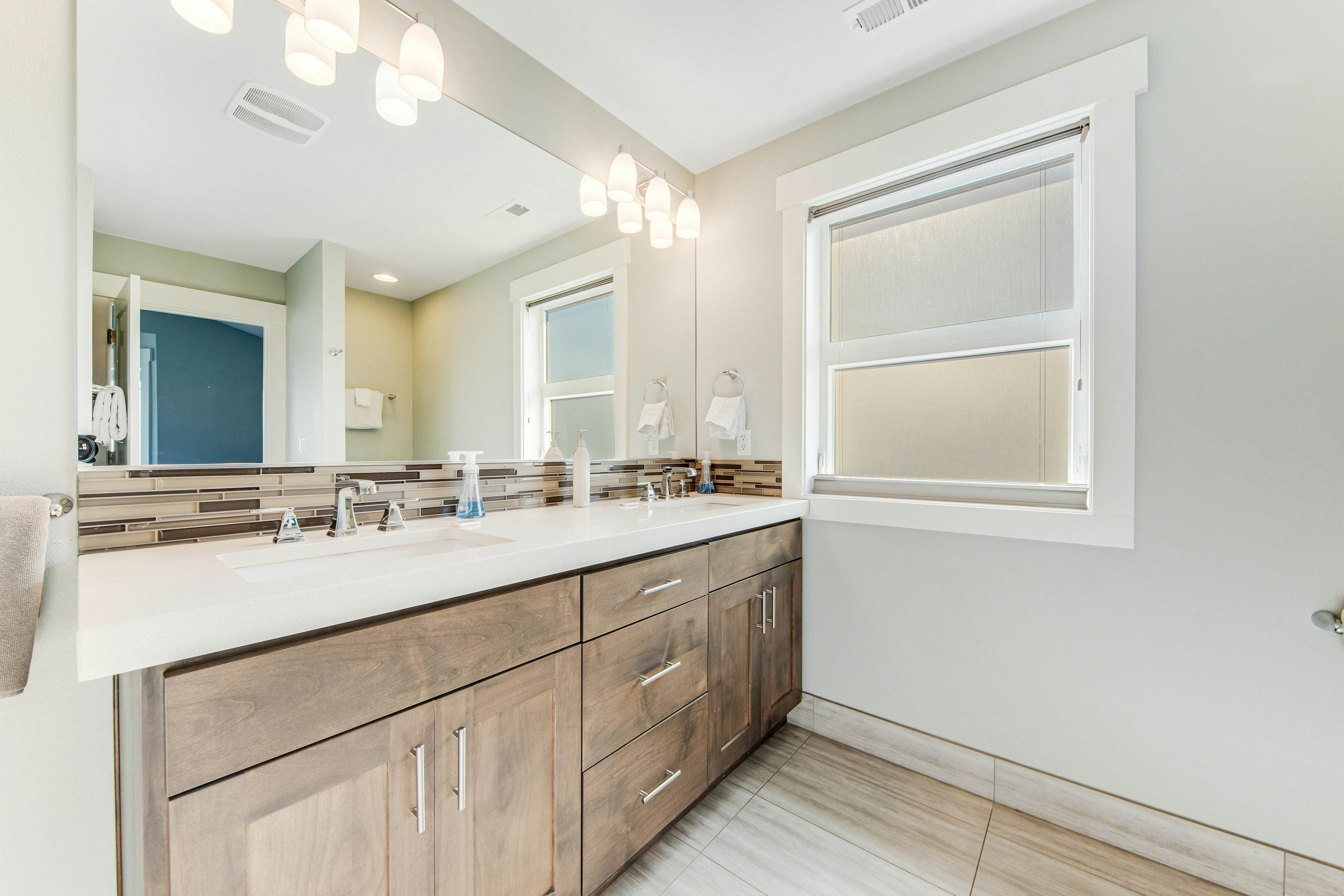 400 Feet to the Beach Gorgeous Home w/ Hot Tub, 2 Decks & 4 Bedroom Suites