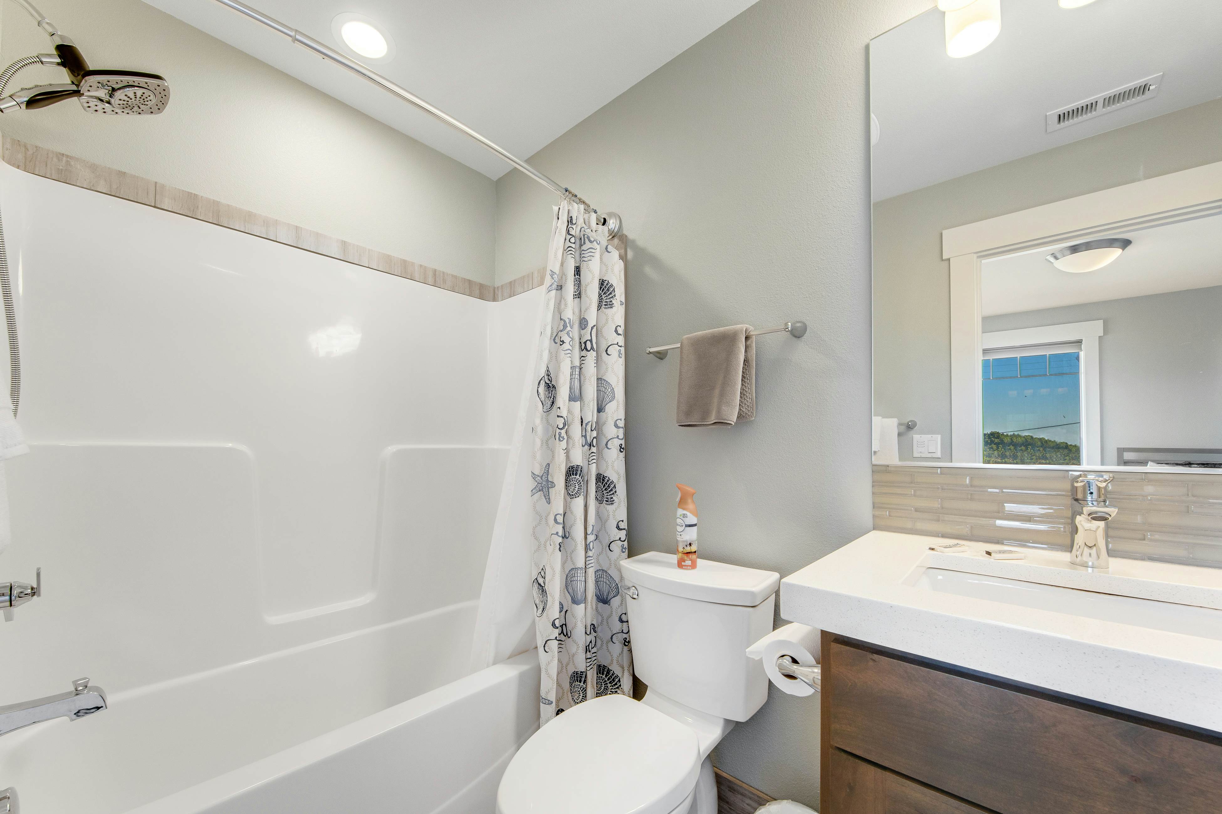 400 Feet to the Beach Gorgeous Home w/ Hot Tub, 2 Decks & 4 Bedroom Suites