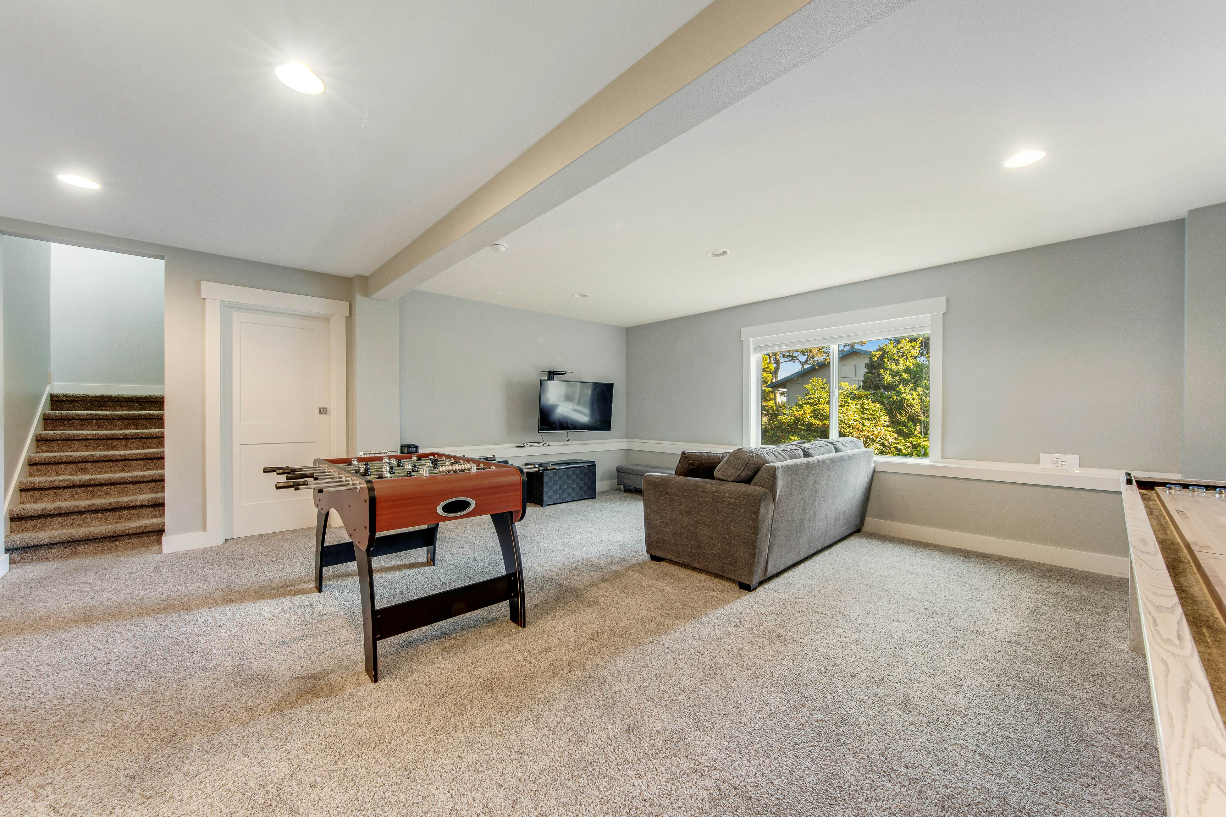 400 Feet to the Beach Gorgeous Home w/ Hot Tub, 2 Decks & 4 Bedroom Suites