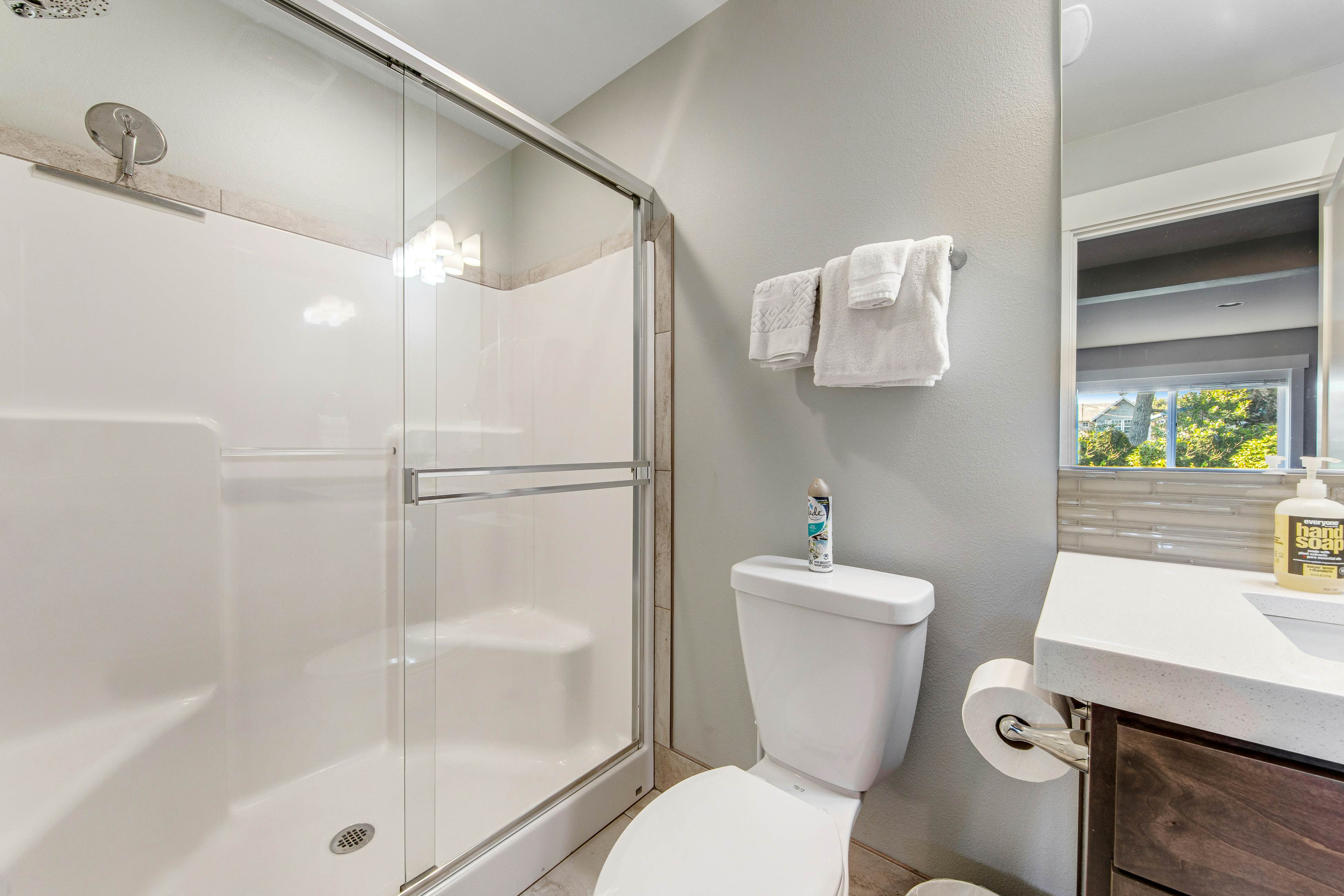 400 Feet to the Beach Gorgeous Home w/ Hot Tub, 2 Decks & 4 Bedroom Suites