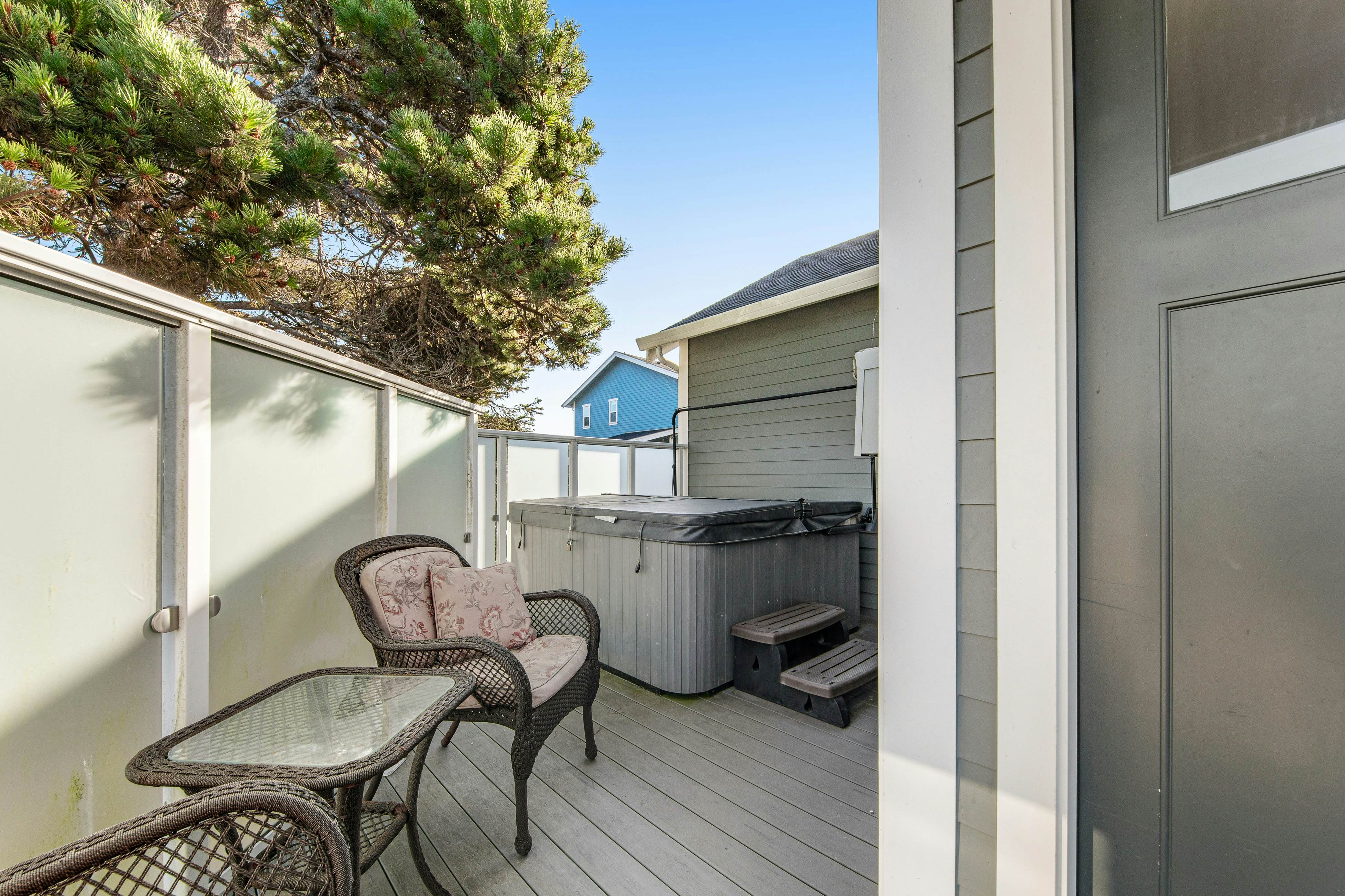 400 Feet to the Beach Gorgeous Home w/ Hot Tub, 2 Decks & 4 Bedroom Suites