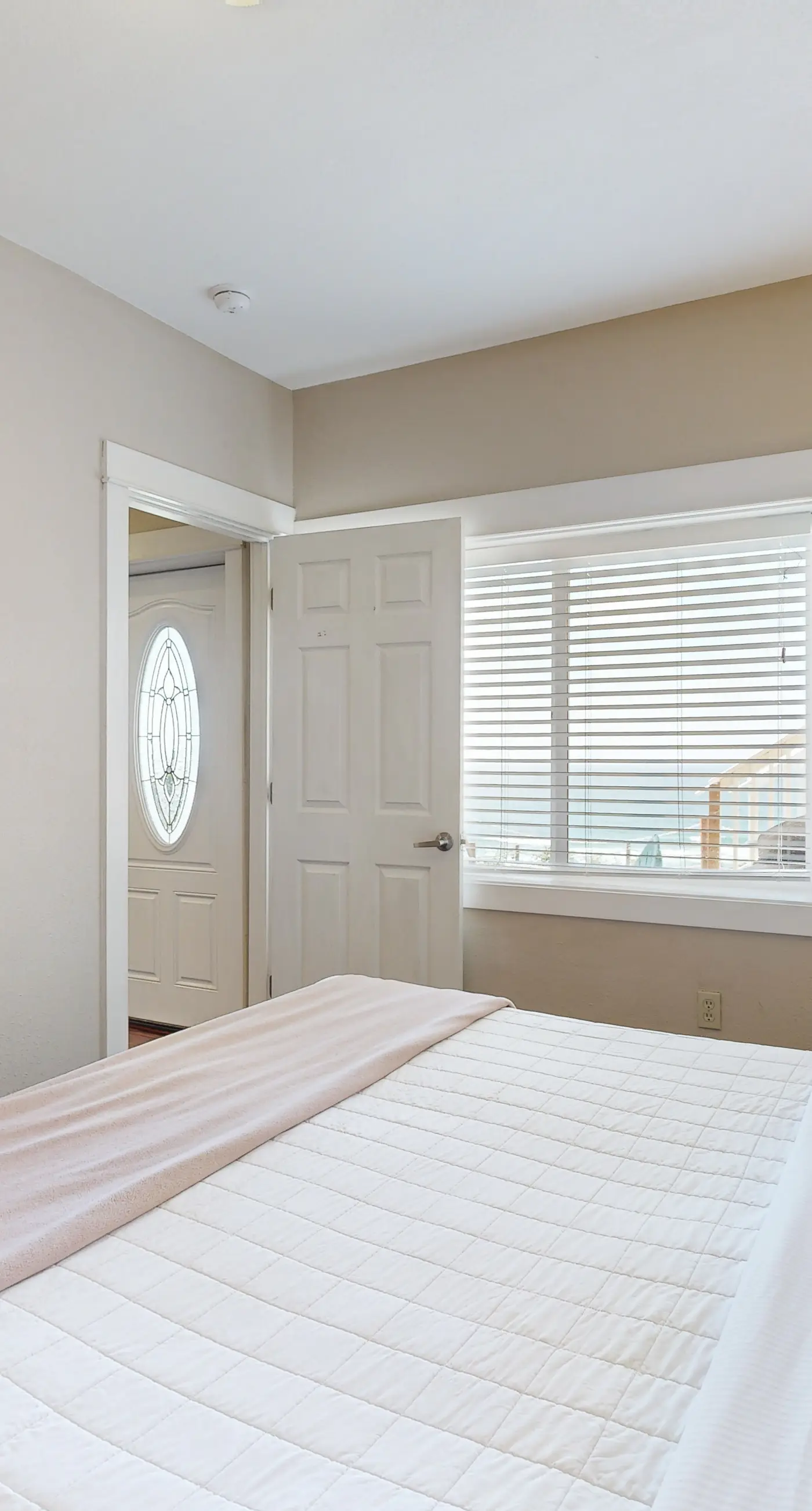 Enormous Renovated Home with Ocean Views and Easy Beach Access Dogs OK