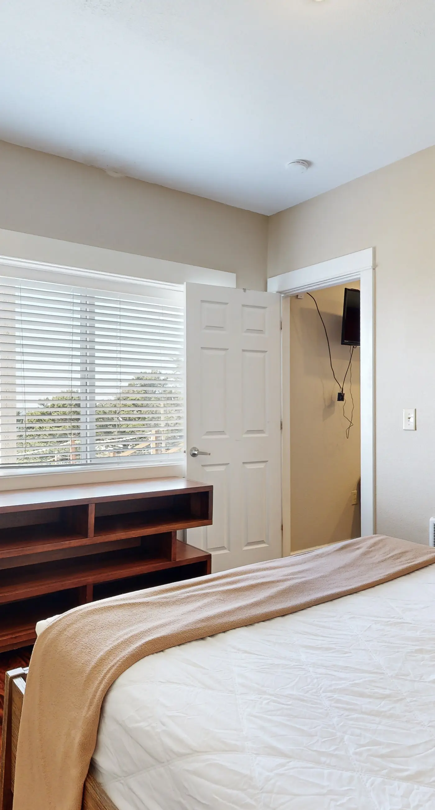 Enormous Renovated Home with Ocean Views and Easy Beach Access Dogs OK