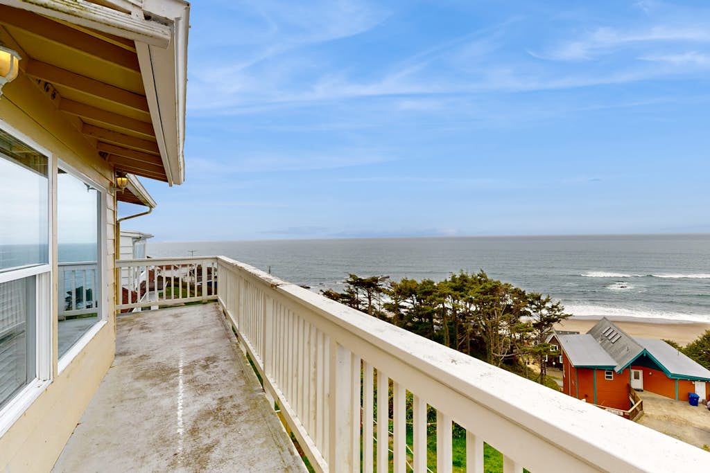 Newly Remodeled Condo with Marvelous Ocean Views Nearby Beach