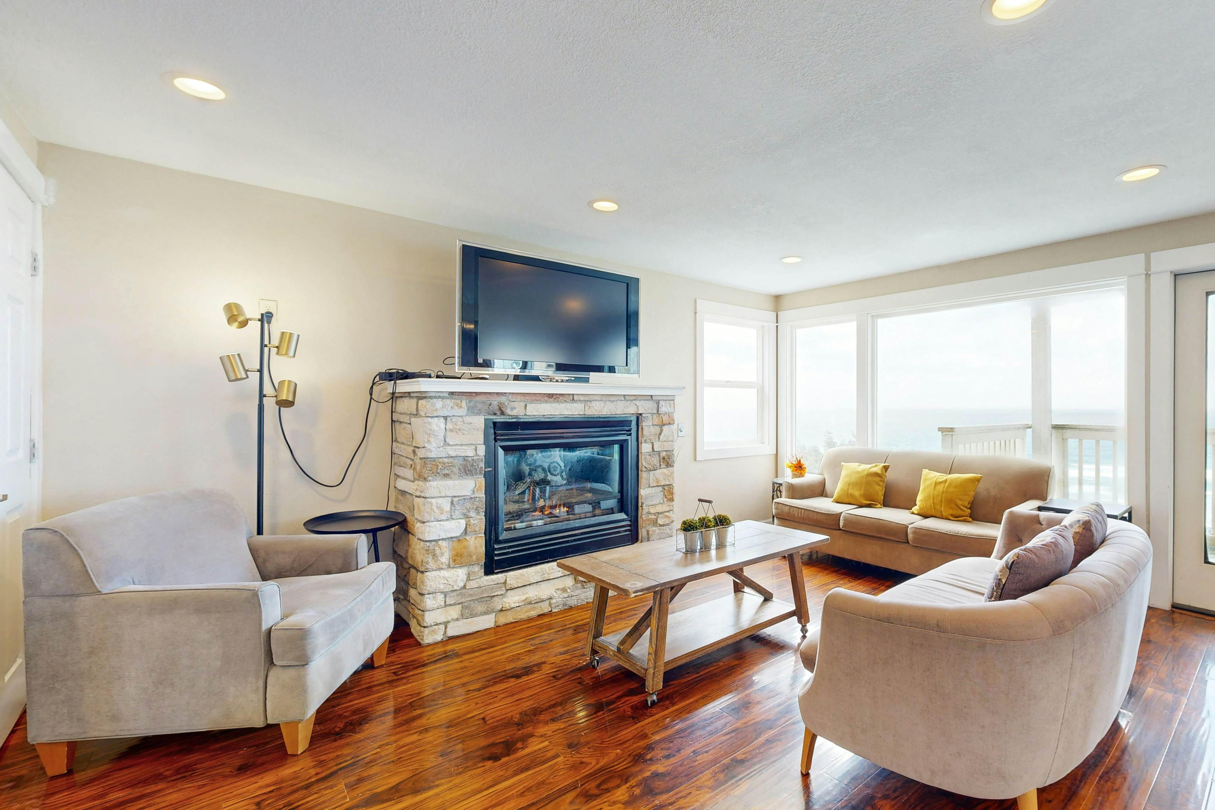 Luxurious & Spacious, Renovated Condo with Gorgeous Ocean Views - Dogs OK