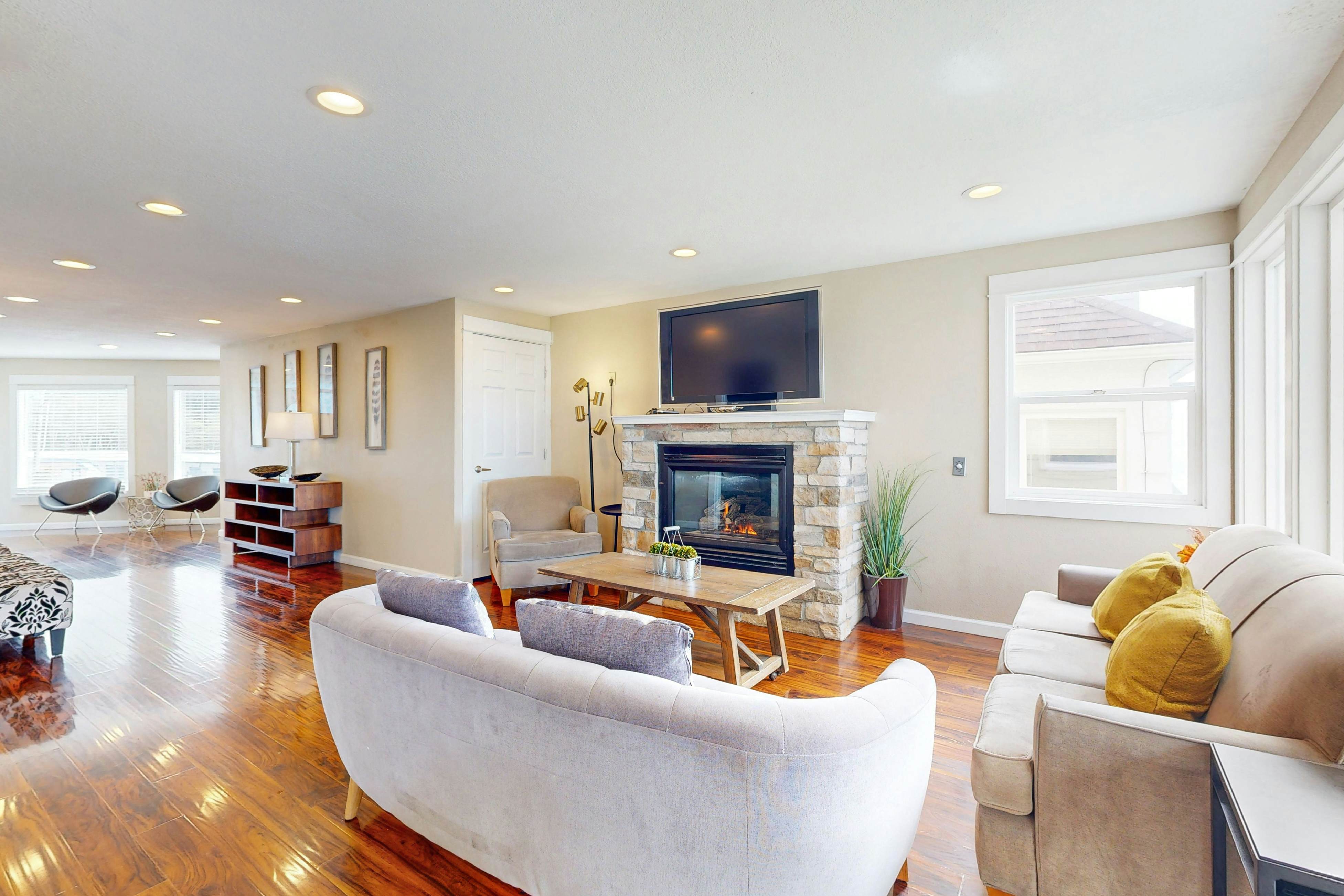 Luxurious & Spacious, Renovated Condo with Gorgeous Ocean Views - Dogs OK