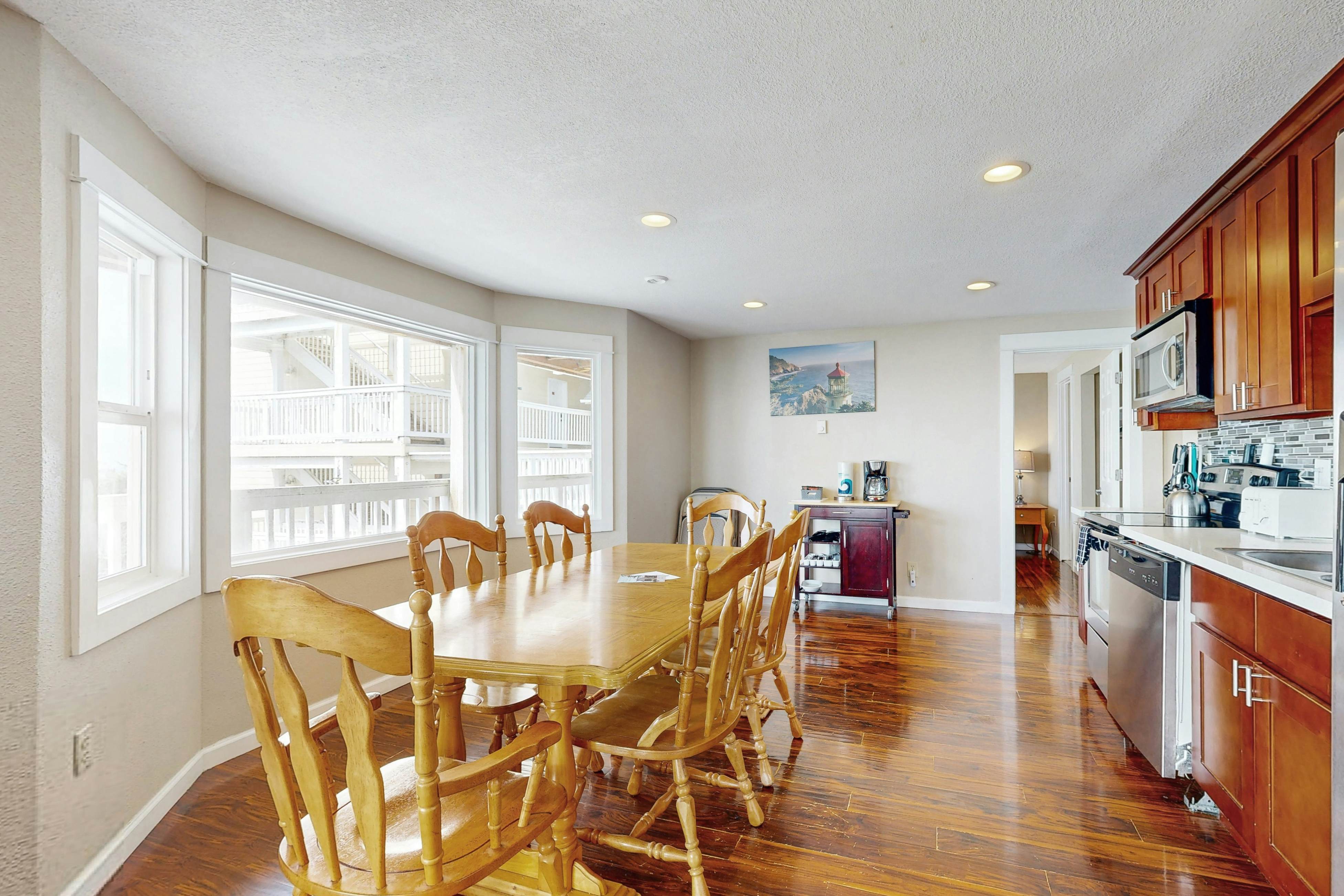 Luxurious & Spacious, Renovated Condo with Gorgeous Ocean Views - Dogs OK