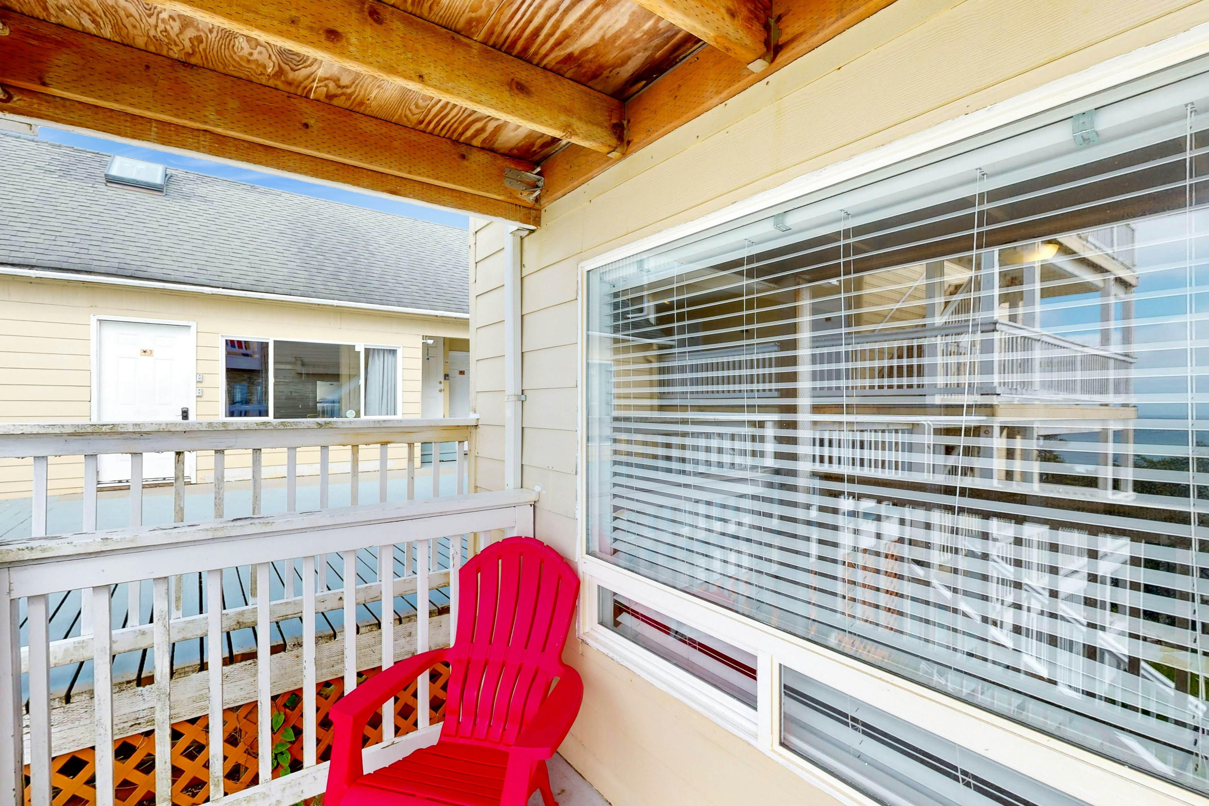 Luxurious & Spacious, Renovated Condo with Gorgeous Ocean Views - Dogs OK