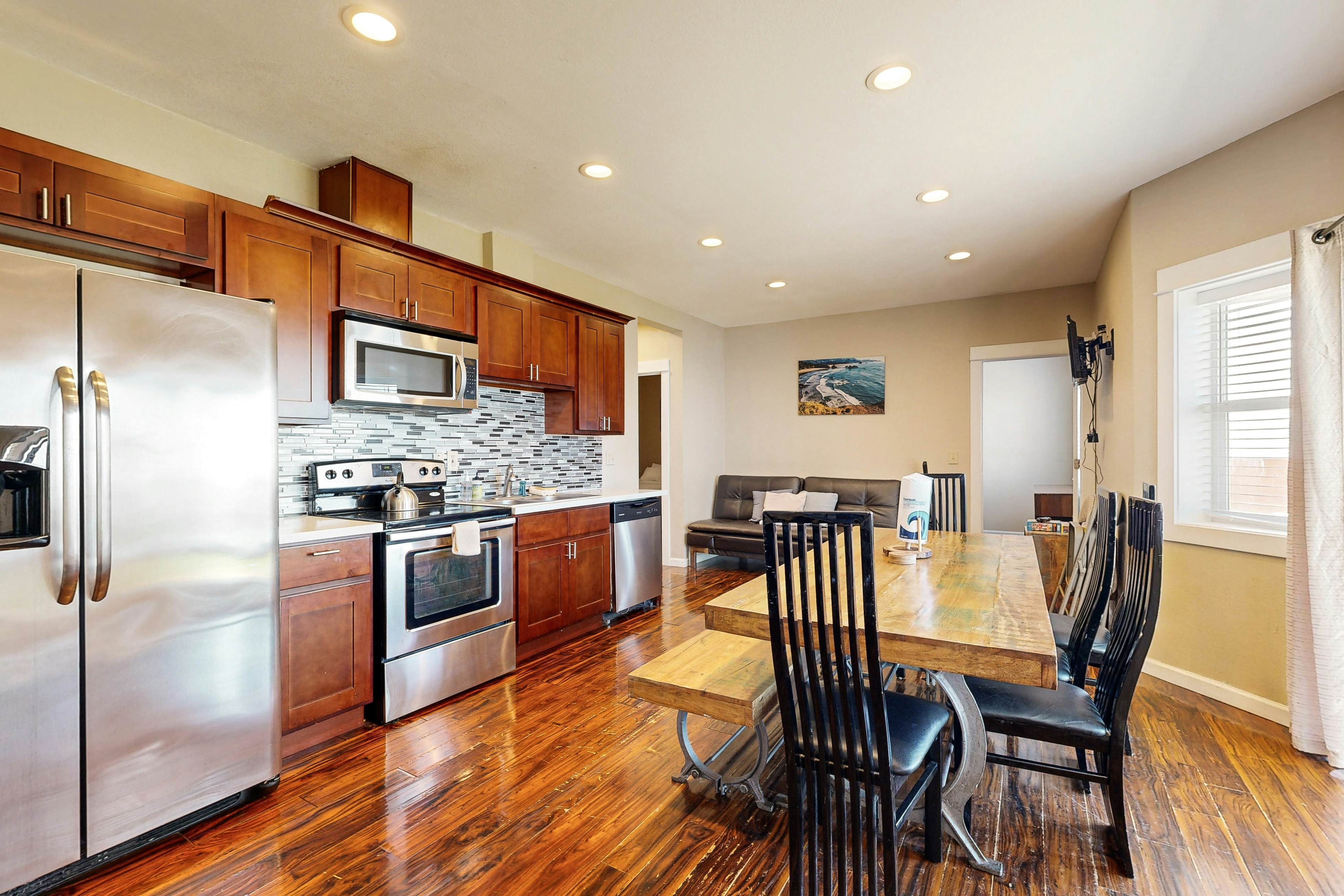 Ocean Views & Pure Luxury Await, Dog-Friendly Home with WiFi