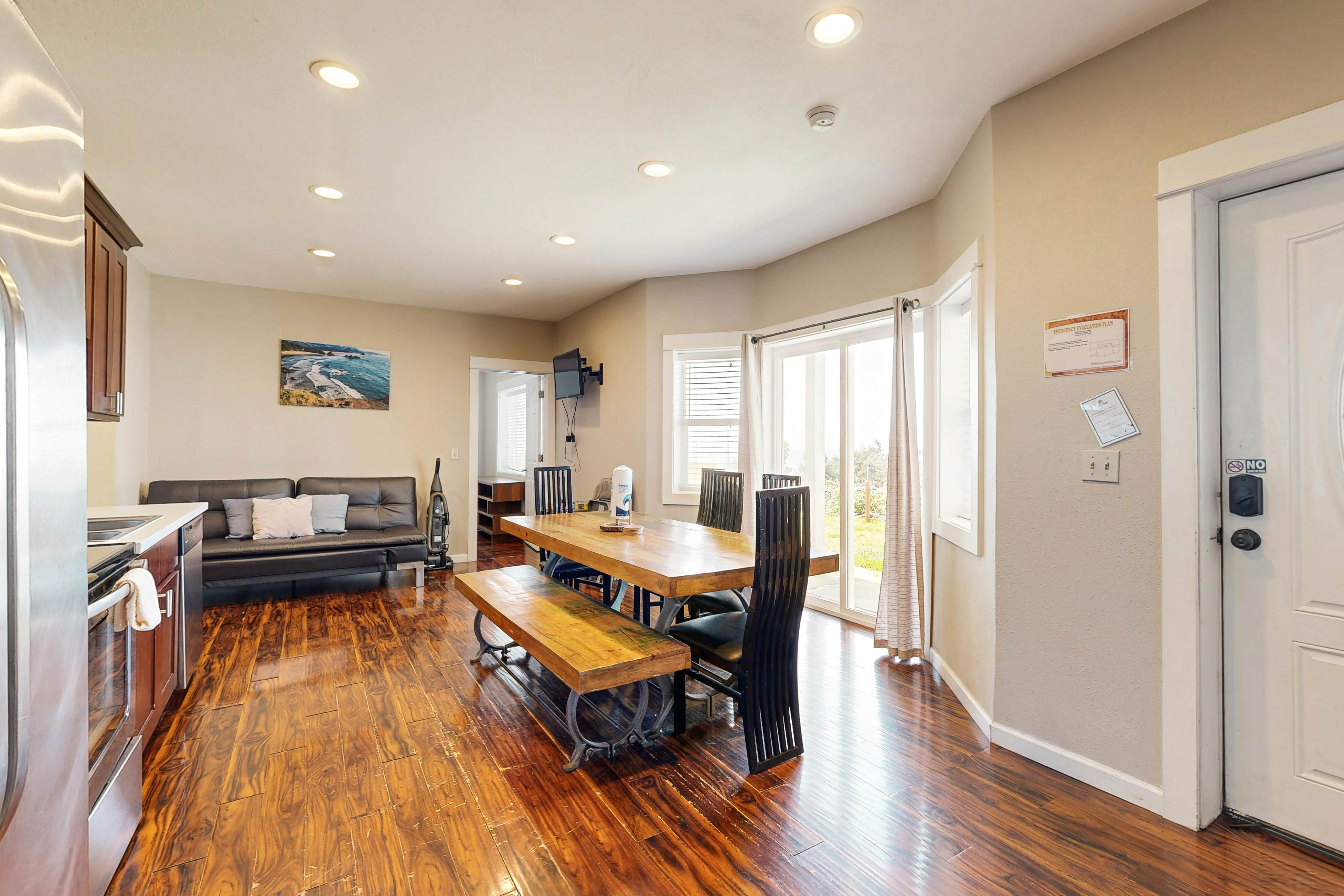 Ocean Views & Pure Luxury Await, Dog-Friendly Home with WiFi