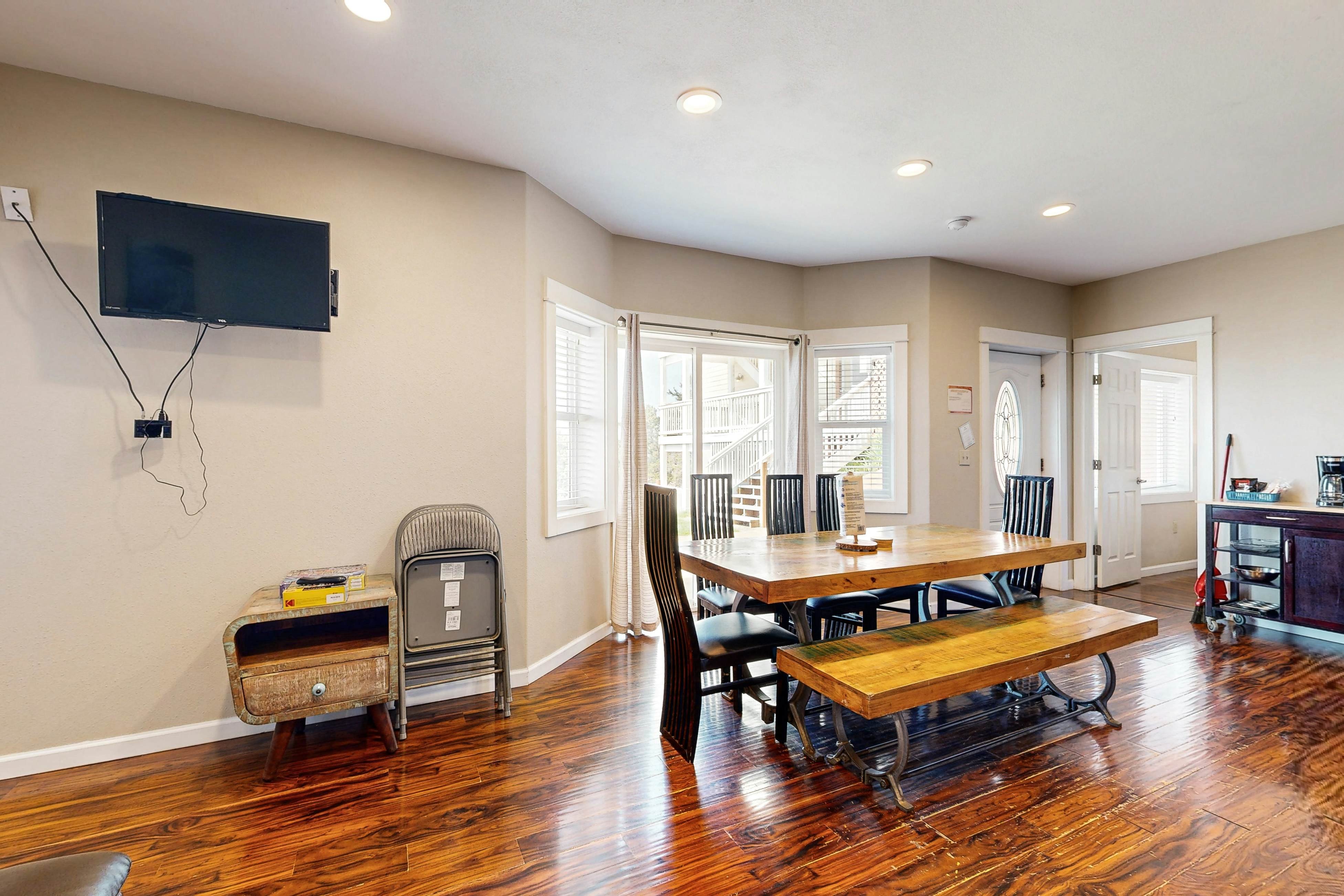 Ocean Views & Pure Luxury Await, Dog-Friendly Home with WiFi