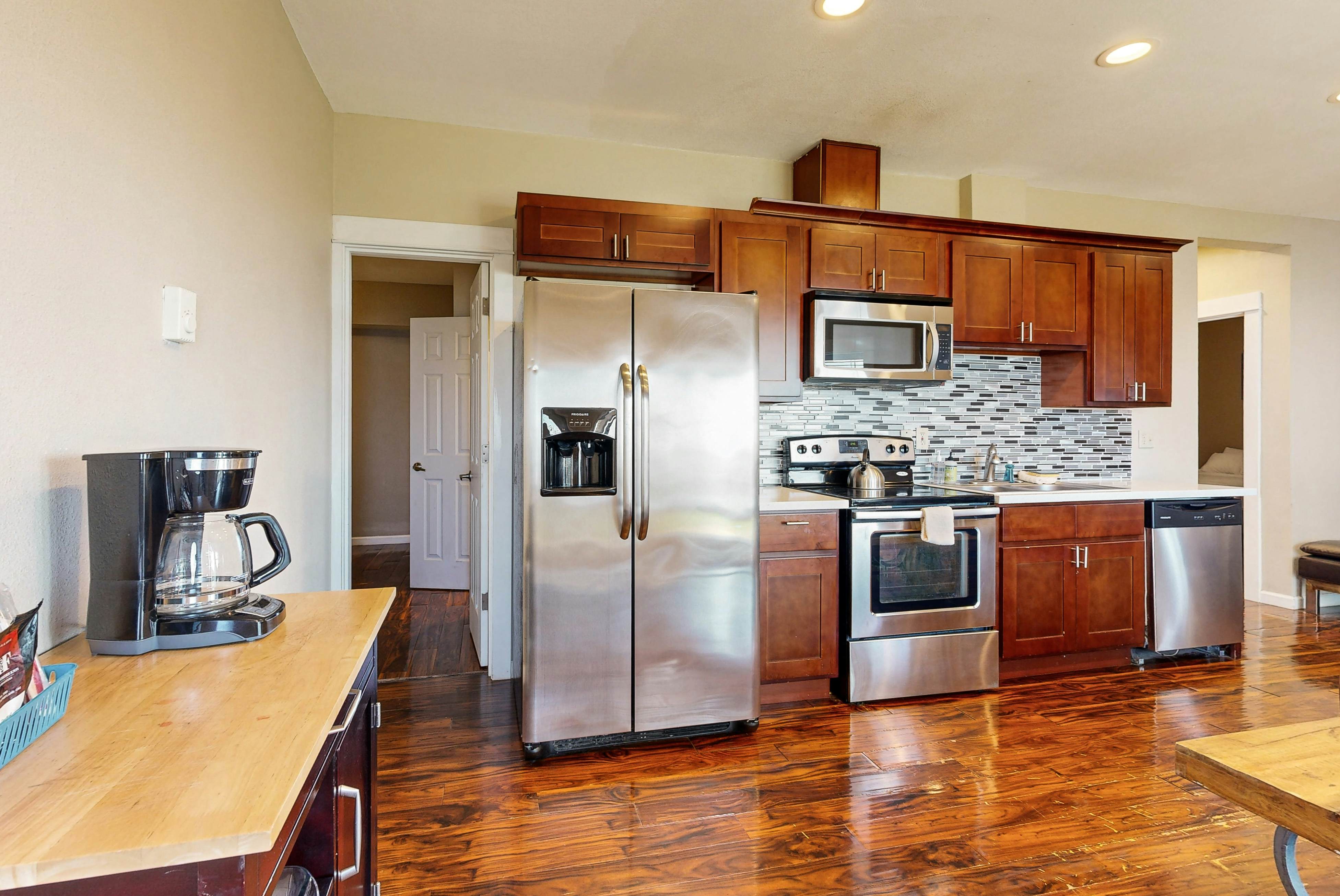 Ocean Views & Pure Luxury Await, Dog-Friendly Home with WiFi