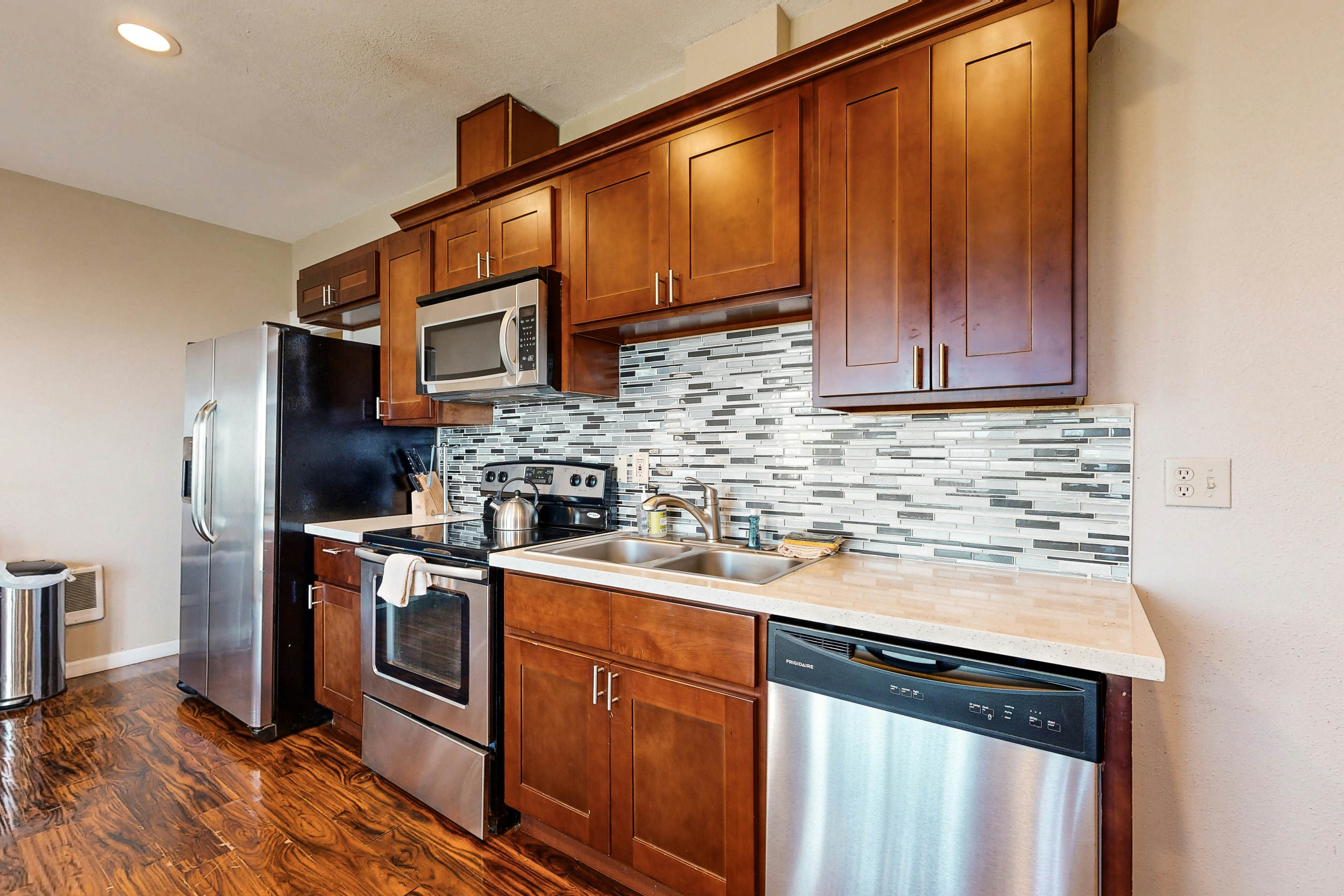 Ocean Views & Pure Luxury Await, Dog-Friendly Home with WiFi