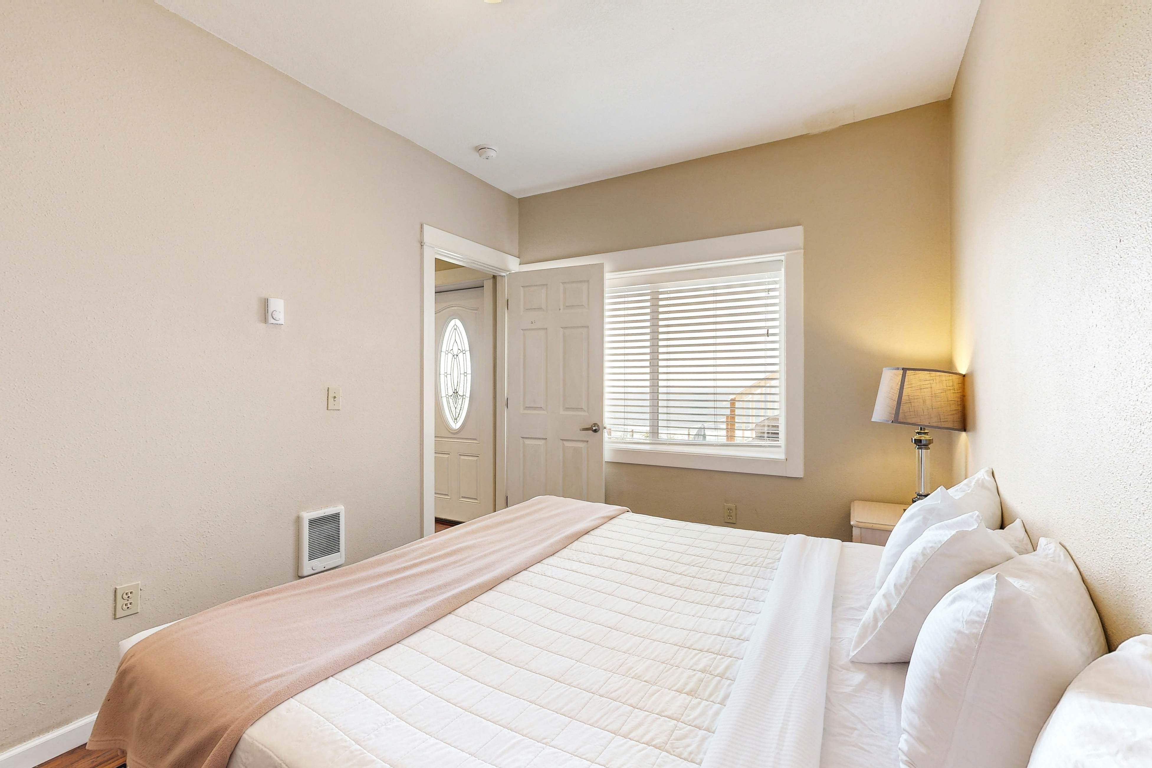 Ocean Views & Pure Luxury Await, Dog-Friendly Home with WiFi