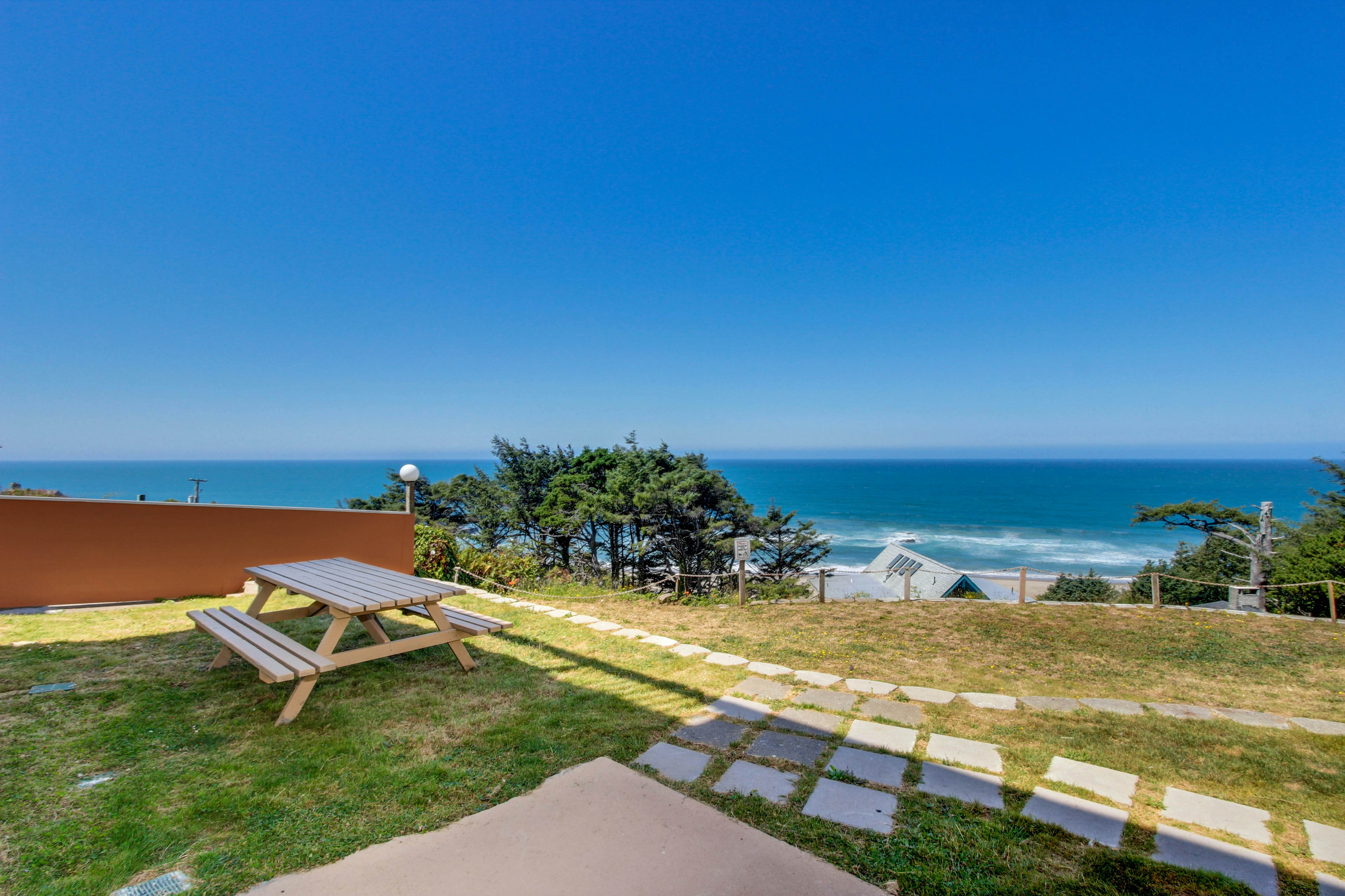 Ocean Views & Pure Luxury Await, Dog-Friendly Home with WiFi