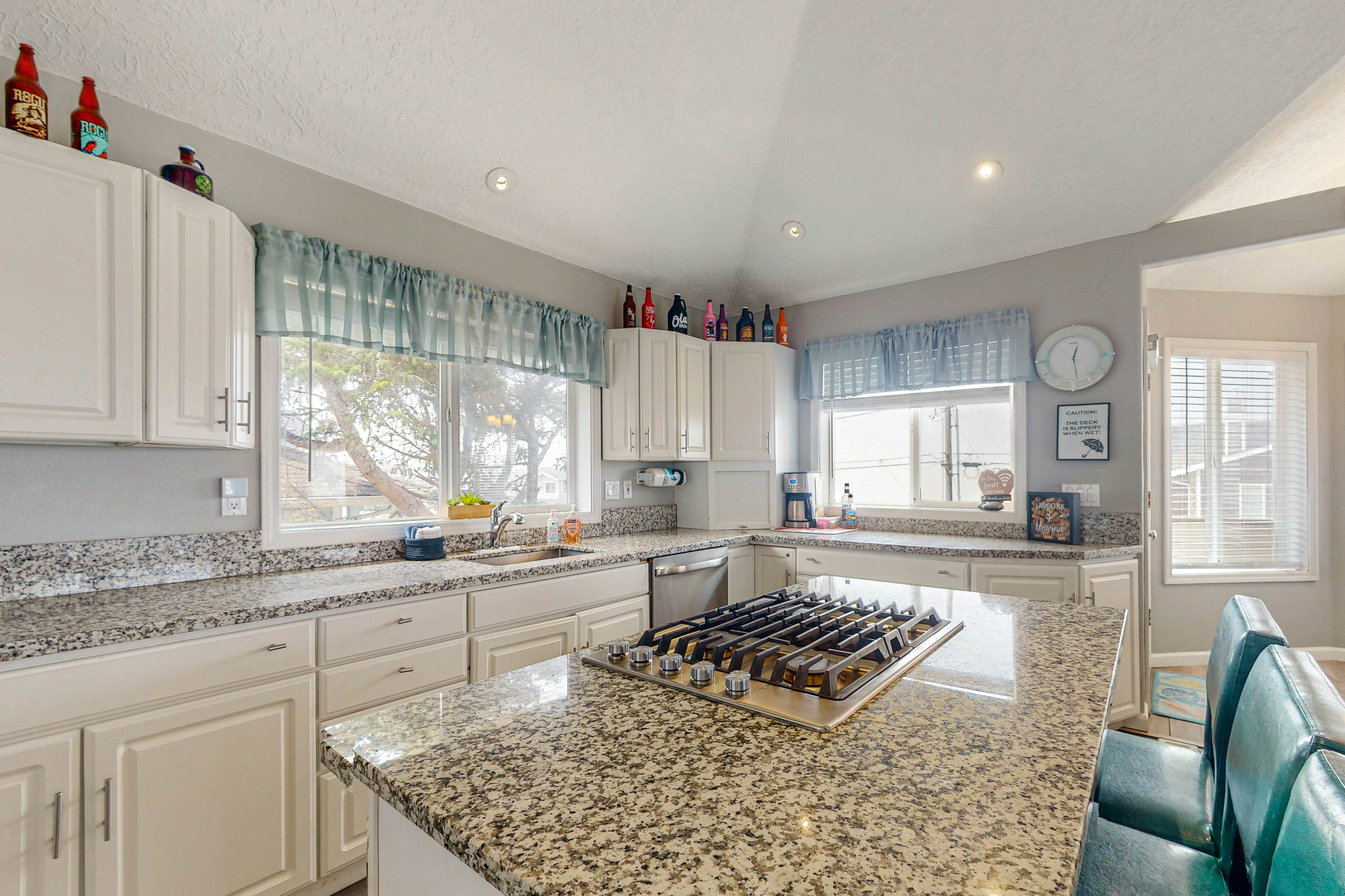 Gorgeous Ocean Views Private Hot Tub Game Room WiFi Patio and Washer Dryer