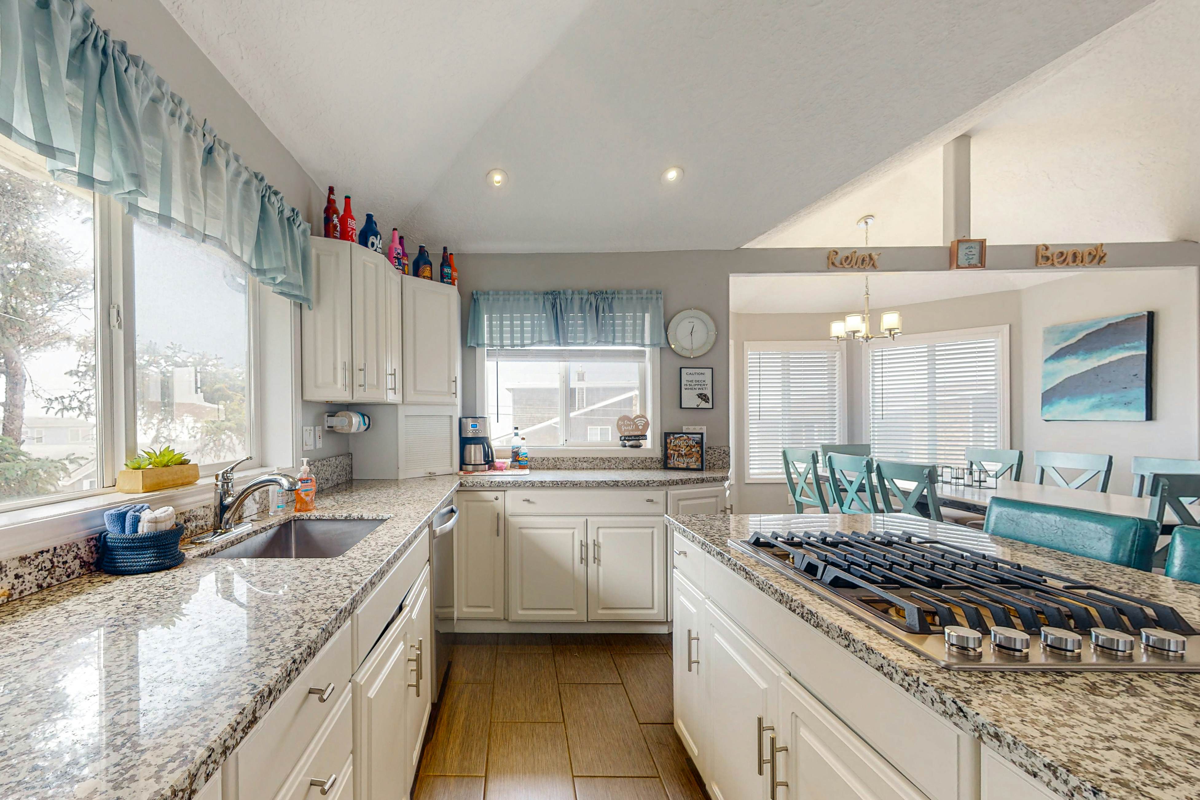 Gorgeous Ocean Views Private Hot Tub Game Room WiFi Patio and Washer Dryer